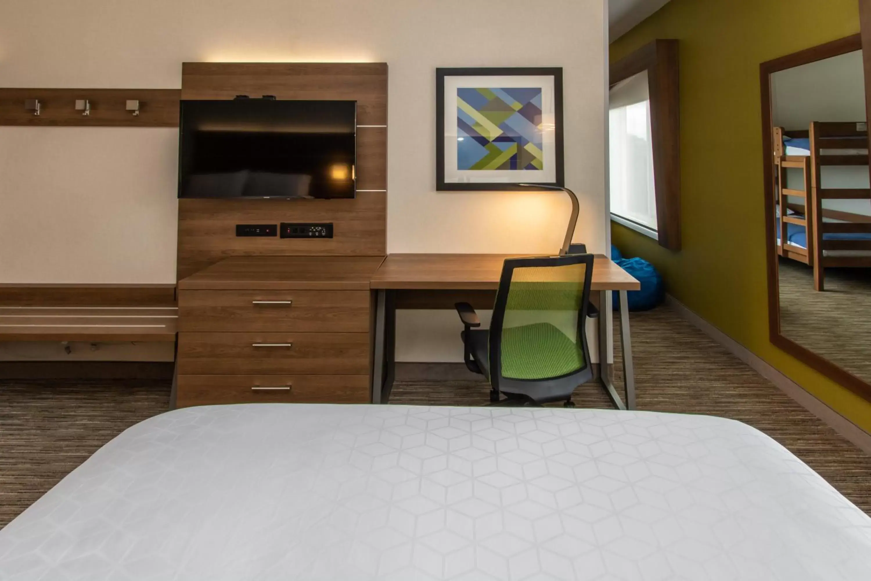 Bedroom, TV/Entertainment Center in Holiday Inn Express Hotel & Suites Roseville - Galleria Area, an IHG Hotel