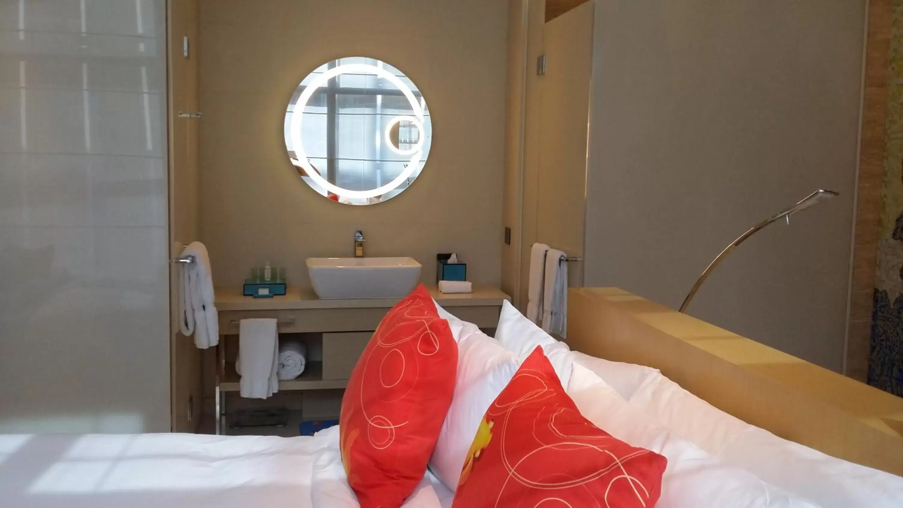 Toilet, Bed in Hotel Indigo Hong Kong Island, an IHG Hotel