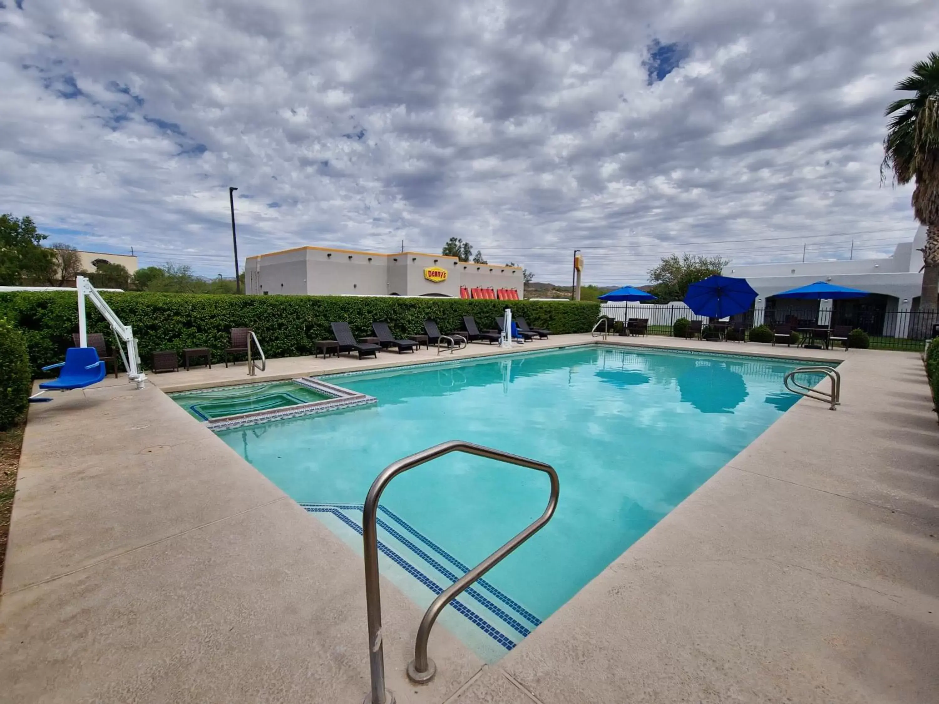 Swimming Pool in Los Viajeros Inn