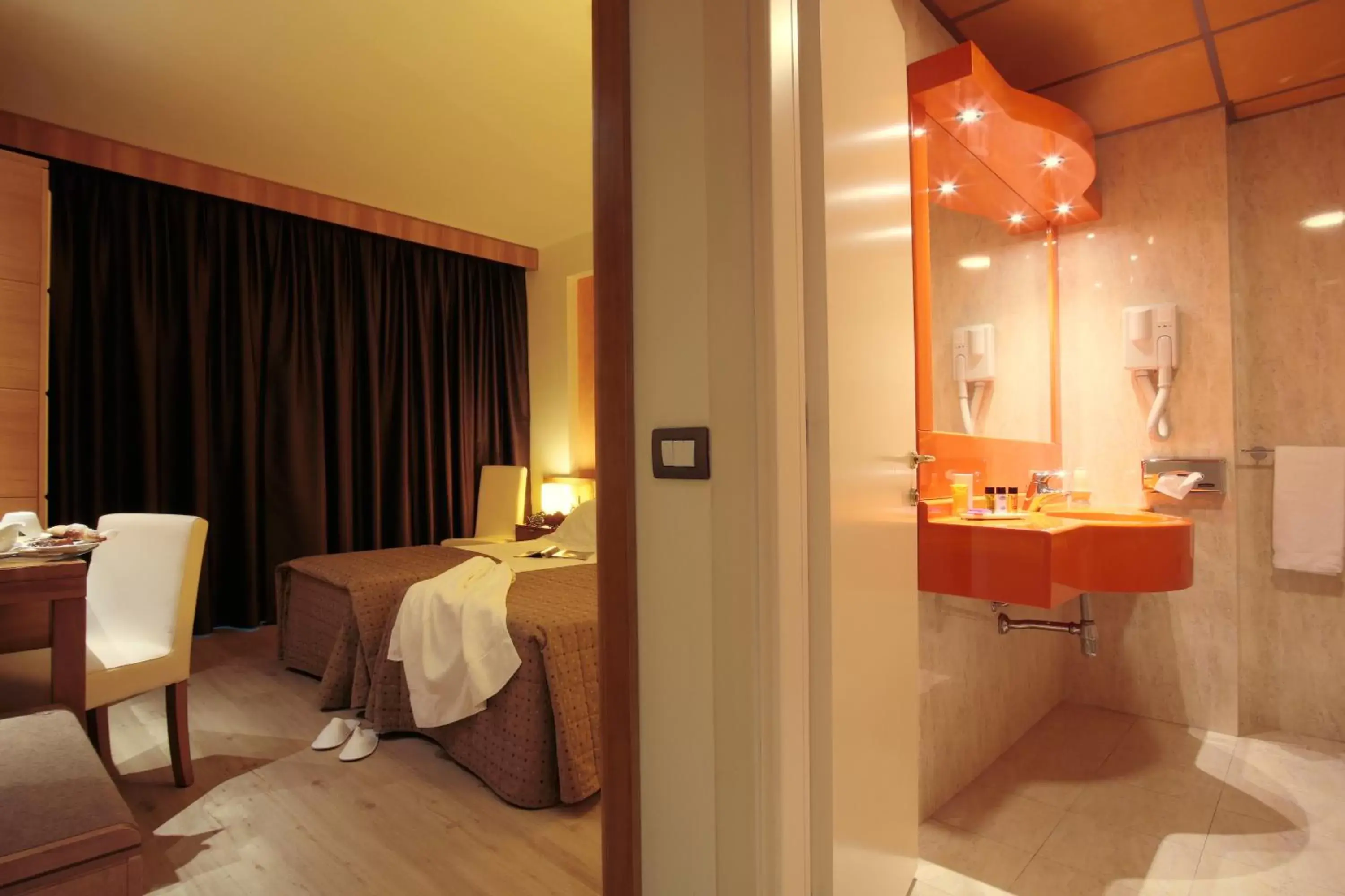 Bed, Bathroom in Hotel Galilei