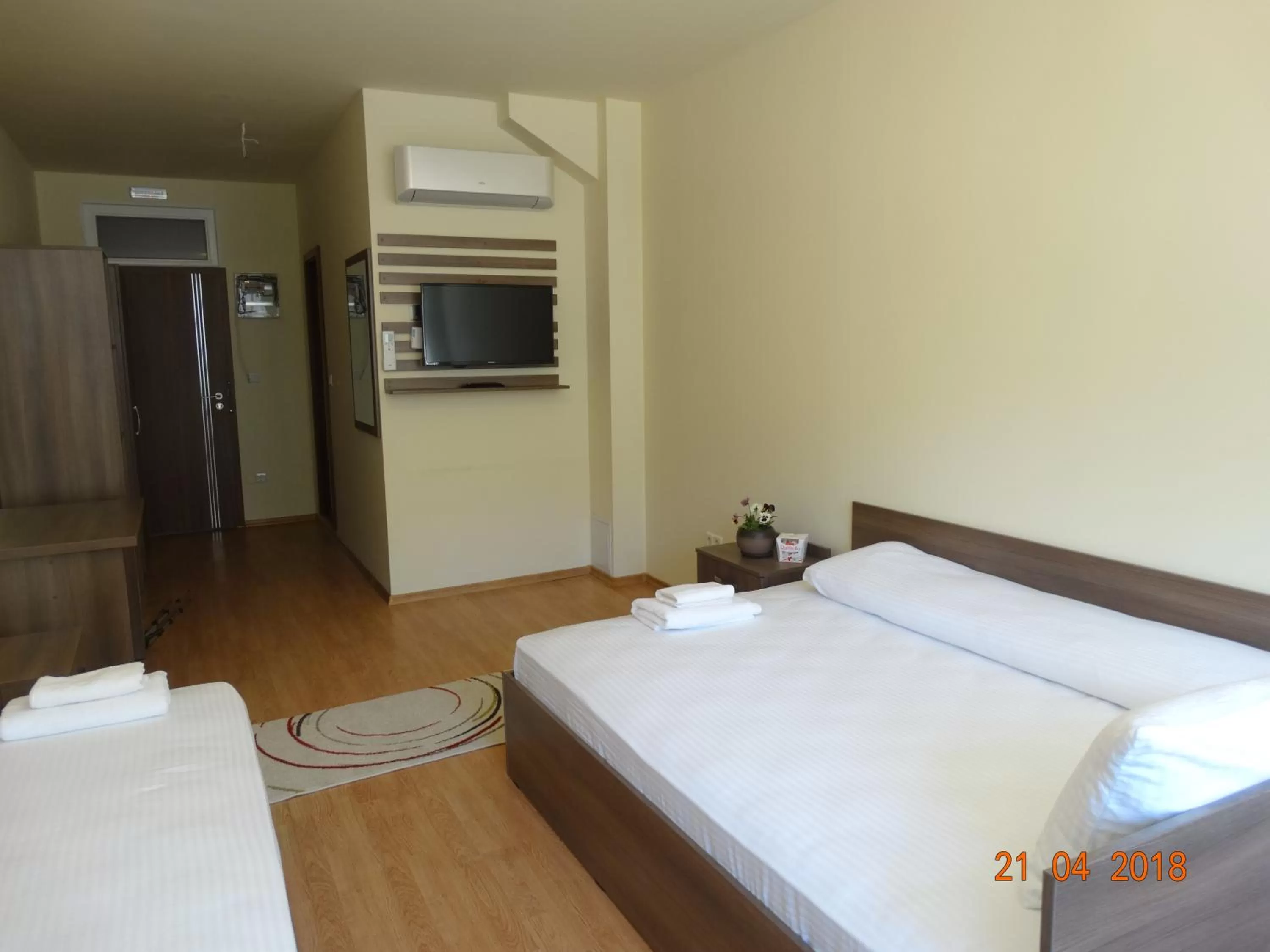 Neighbourhood, Bed in Hotel Lago Peshtera