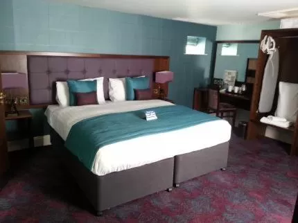 Shower, Bed in The Queen's Head Wetherspoon