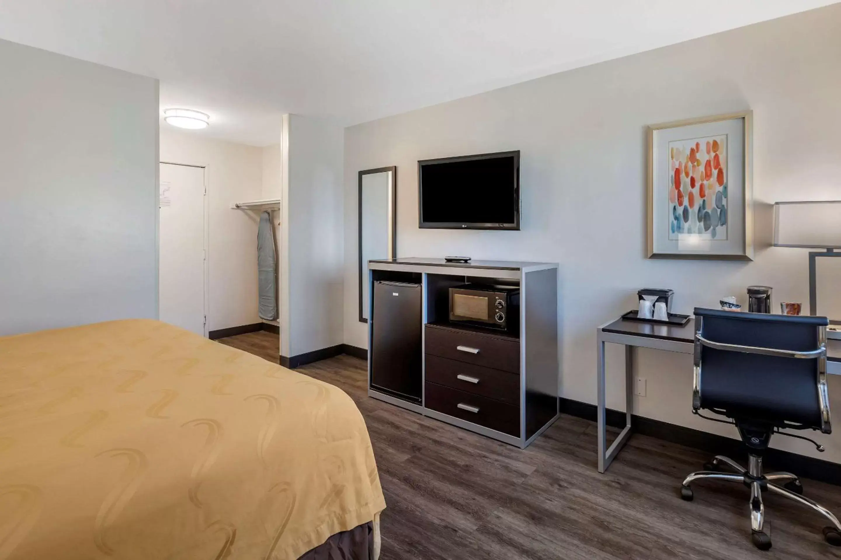 Bed, TV/Entertainment Center in Quality Inn Burbank Airport