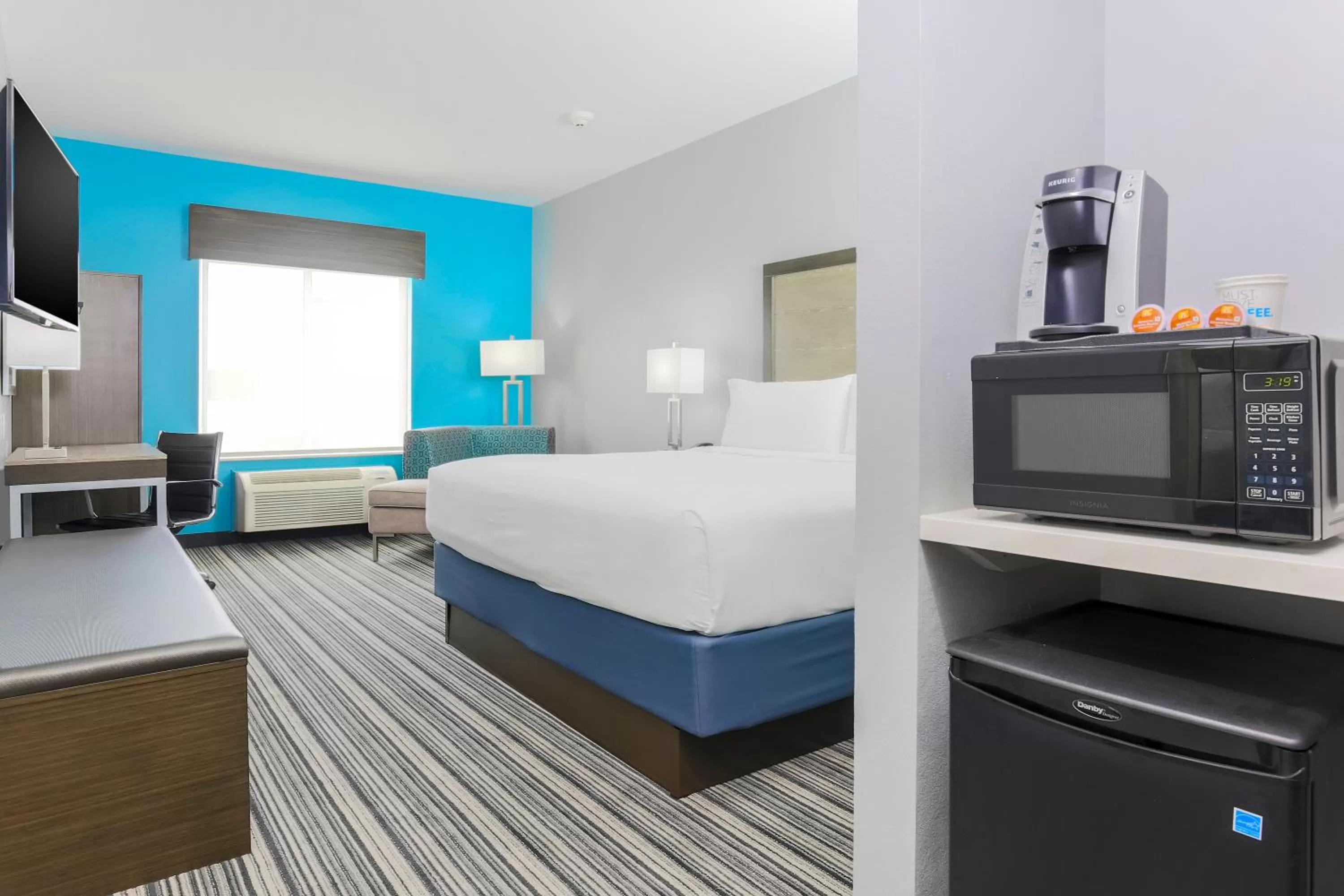 Photo of the whole room, Bed in Holiday Inn Express & Suites Houston - Hobby Airport Area by IHG