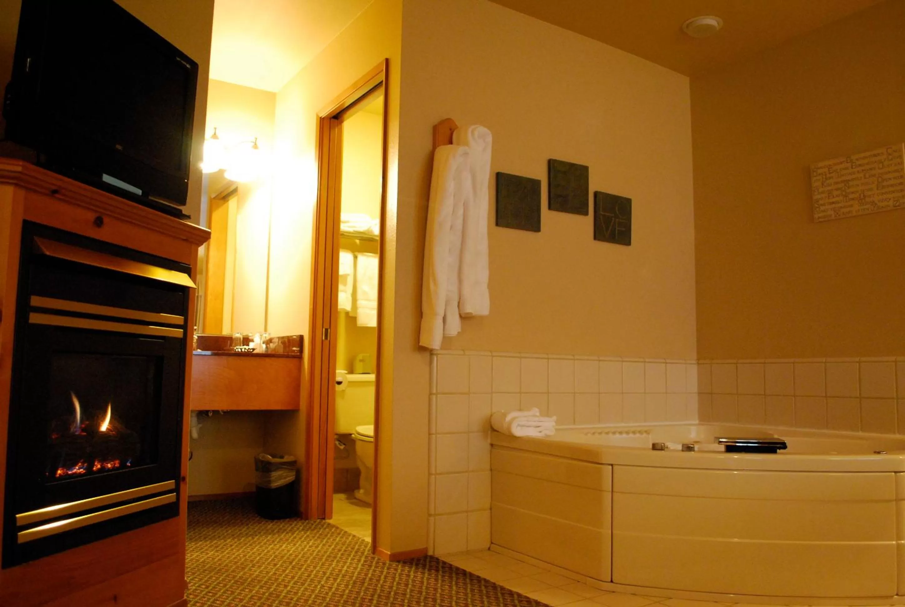 King Suite with Whirlpool in Linderhof Inn