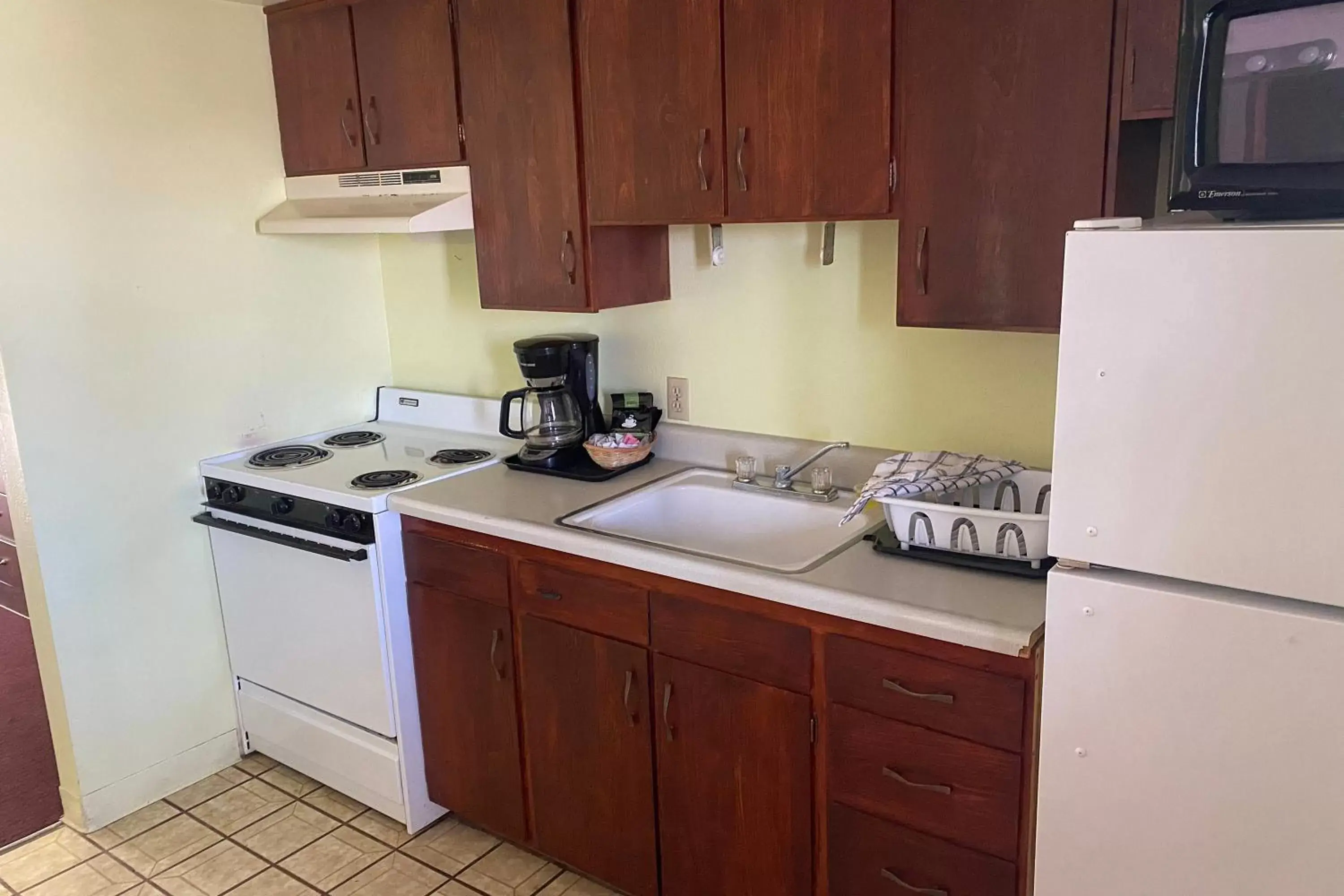 Kitchen or kitchenette, Kitchen/Kitchenette in OYO Hotel Yuma AZ Desert Grove