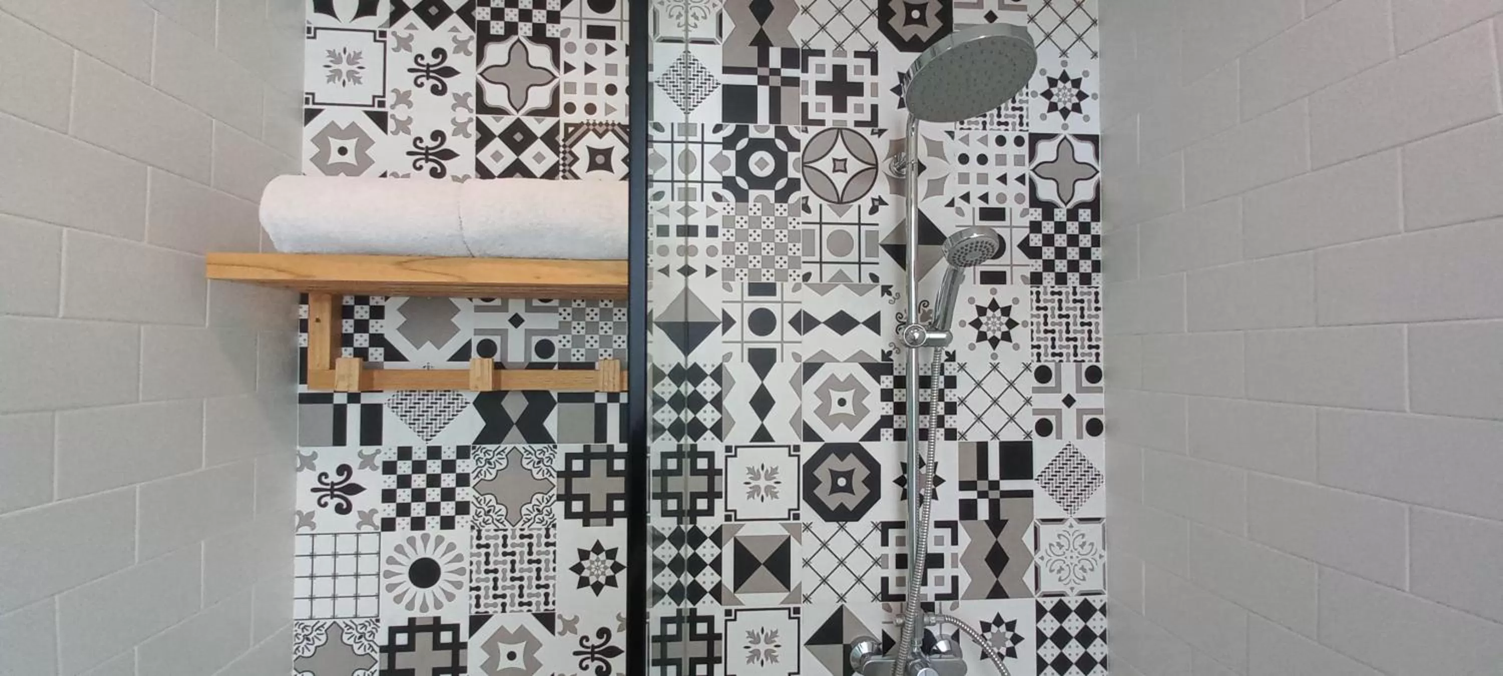 Shower in La Boheme, Rooms and Coffee