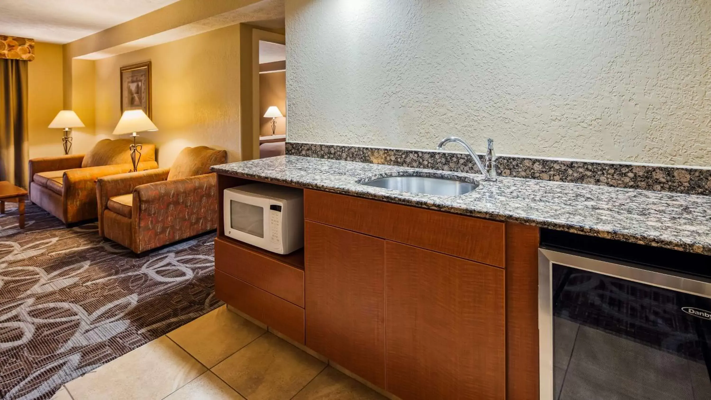 Photo of the whole room, Kitchen/Kitchenette in Best Western Plus Mid Nebraska Inn & Suites