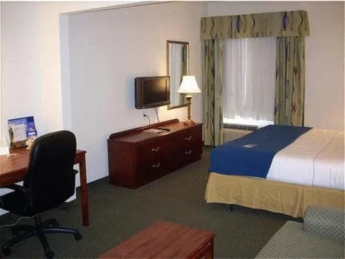 Photo of the whole room, Bed in Holiday Inn Express Hotel & Suites Columbus by IHG