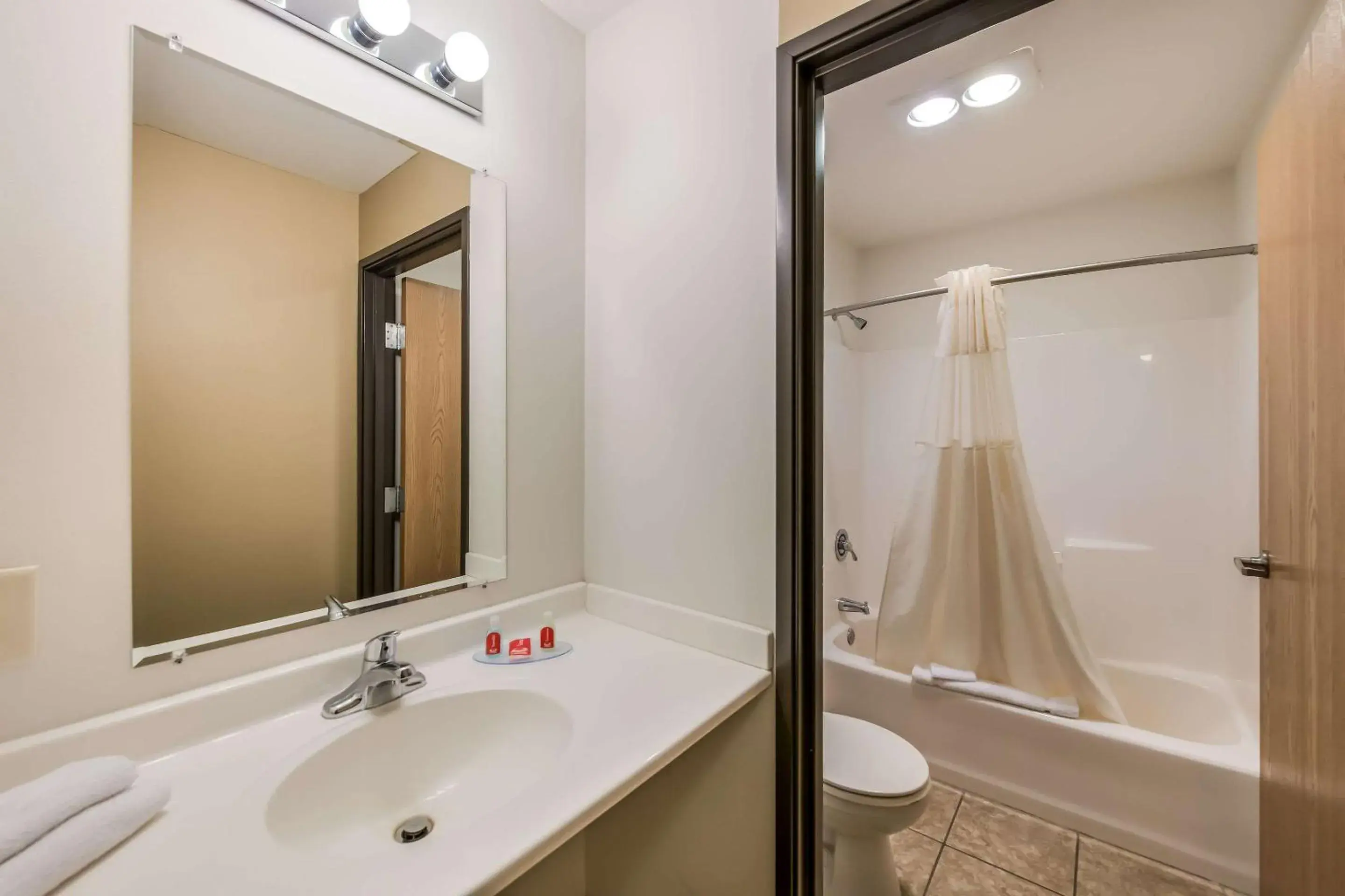 Bathroom in EconoLodge by Choice Hotels - Rice Lake