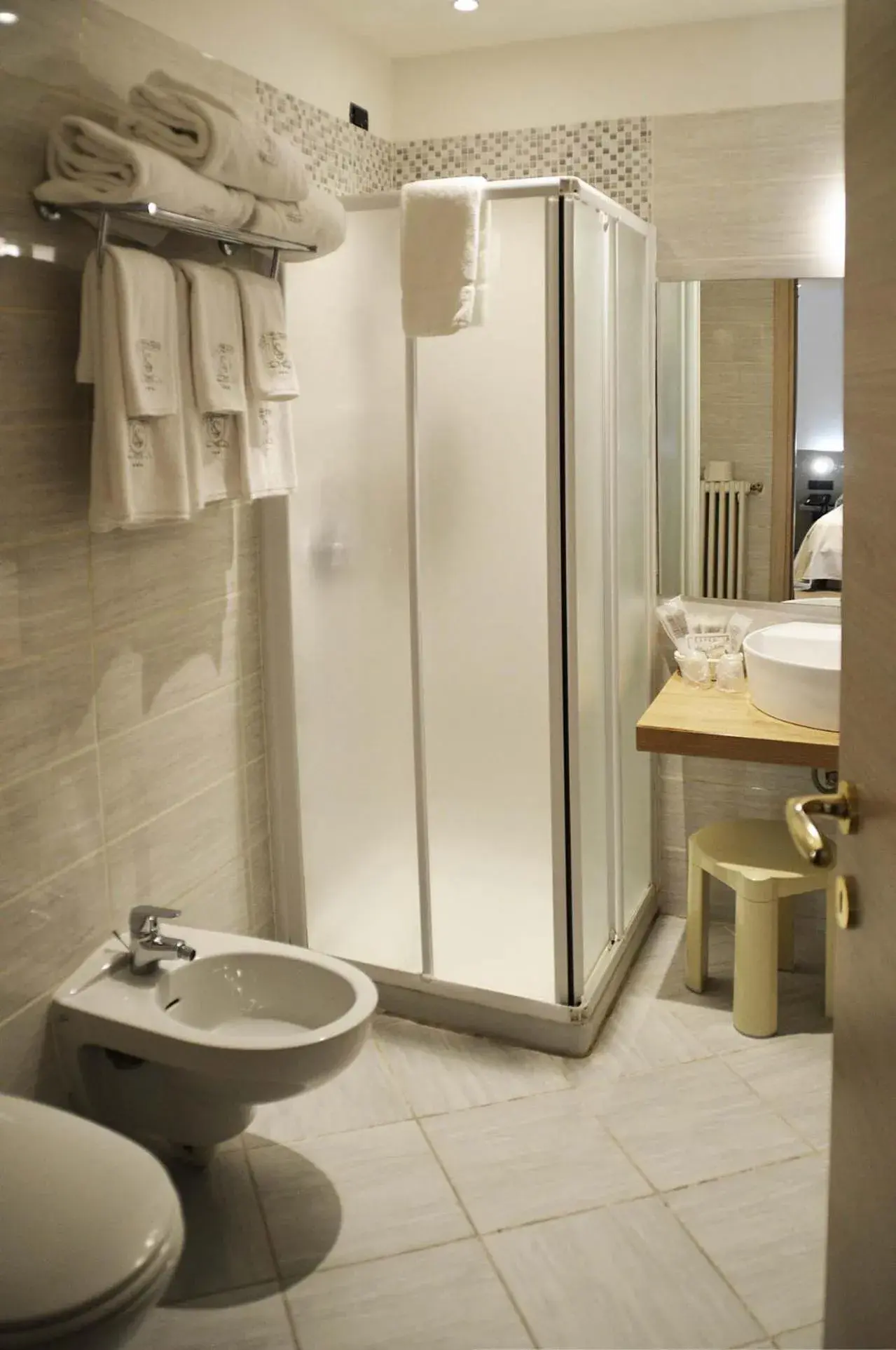 Shower, Bathroom in Hotel Il Loggiato Dei Serviti