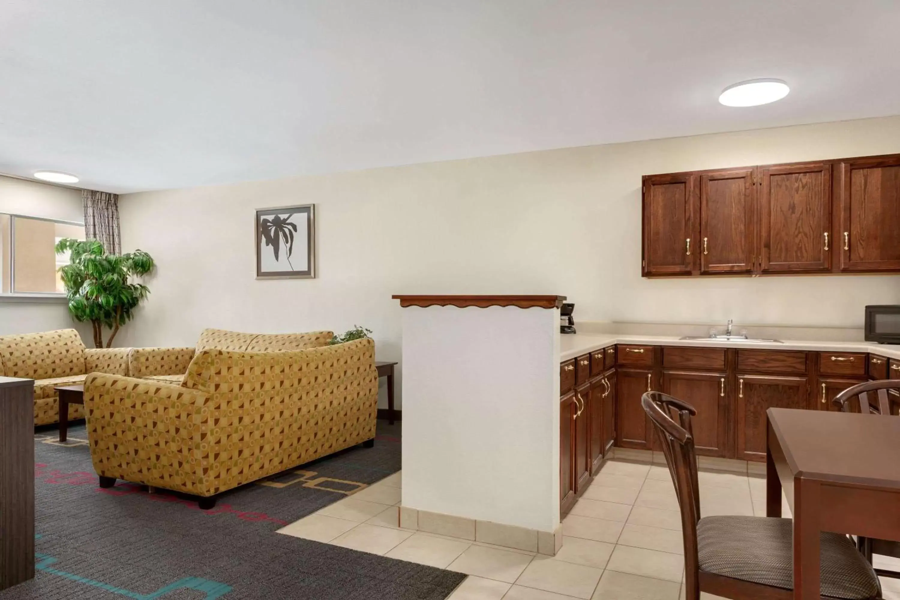 Photo of the whole room, Kitchen/Kitchenette in Days Inn by Wyndham Lawton