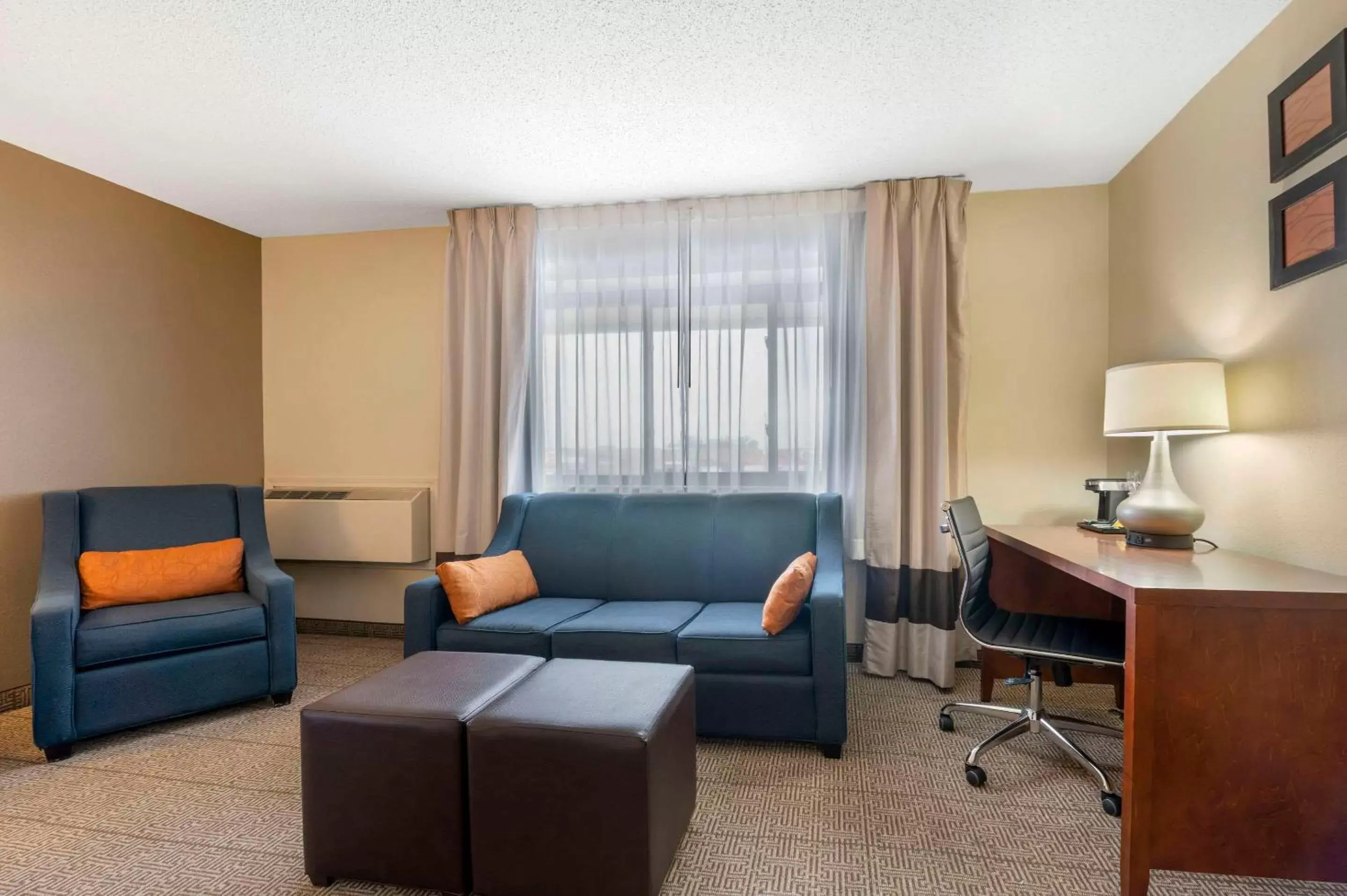 Bedroom, Seating Area in Comfort Inn & Suites North at the Pyramids