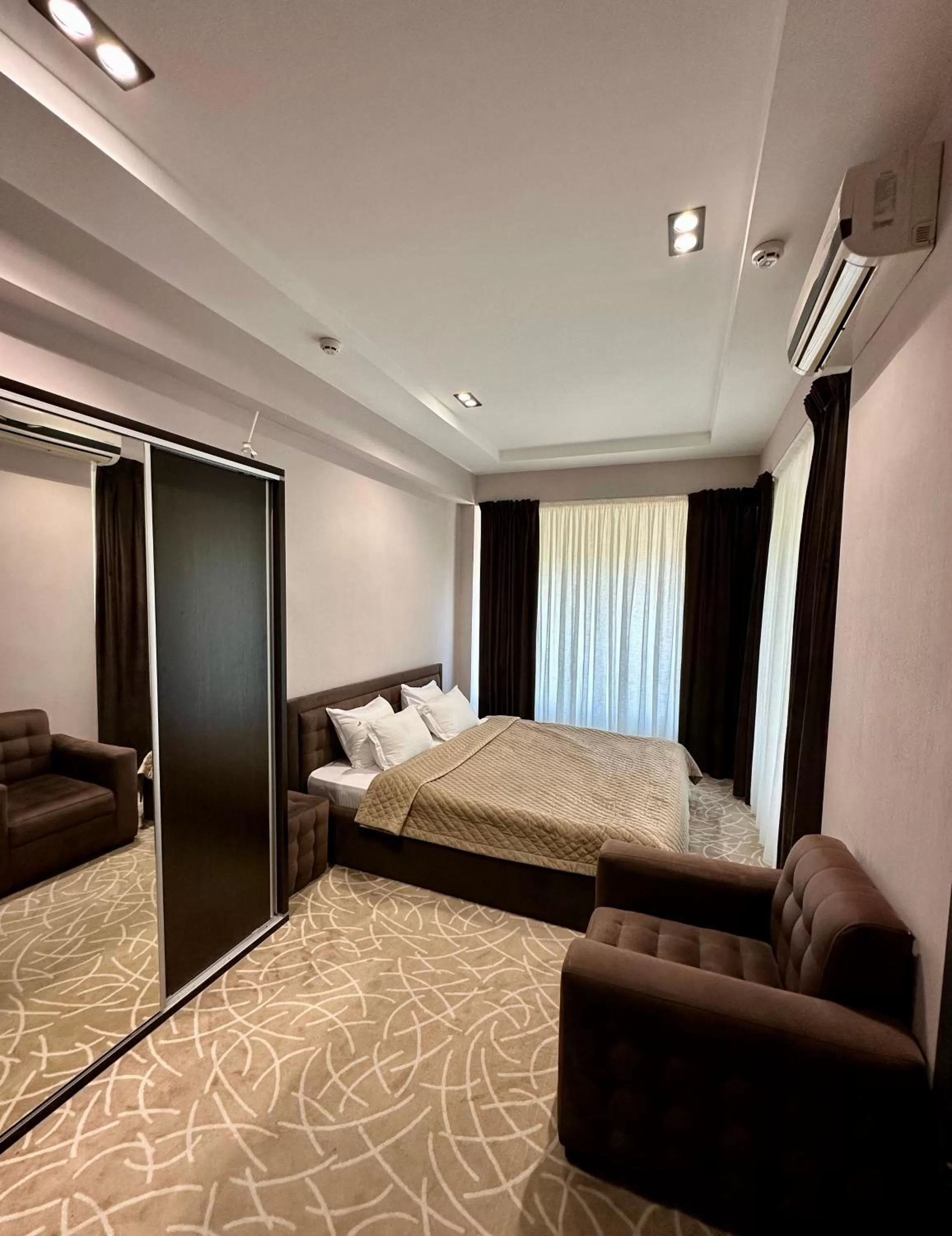 Photo of the whole room, Bed in Astor Hotel