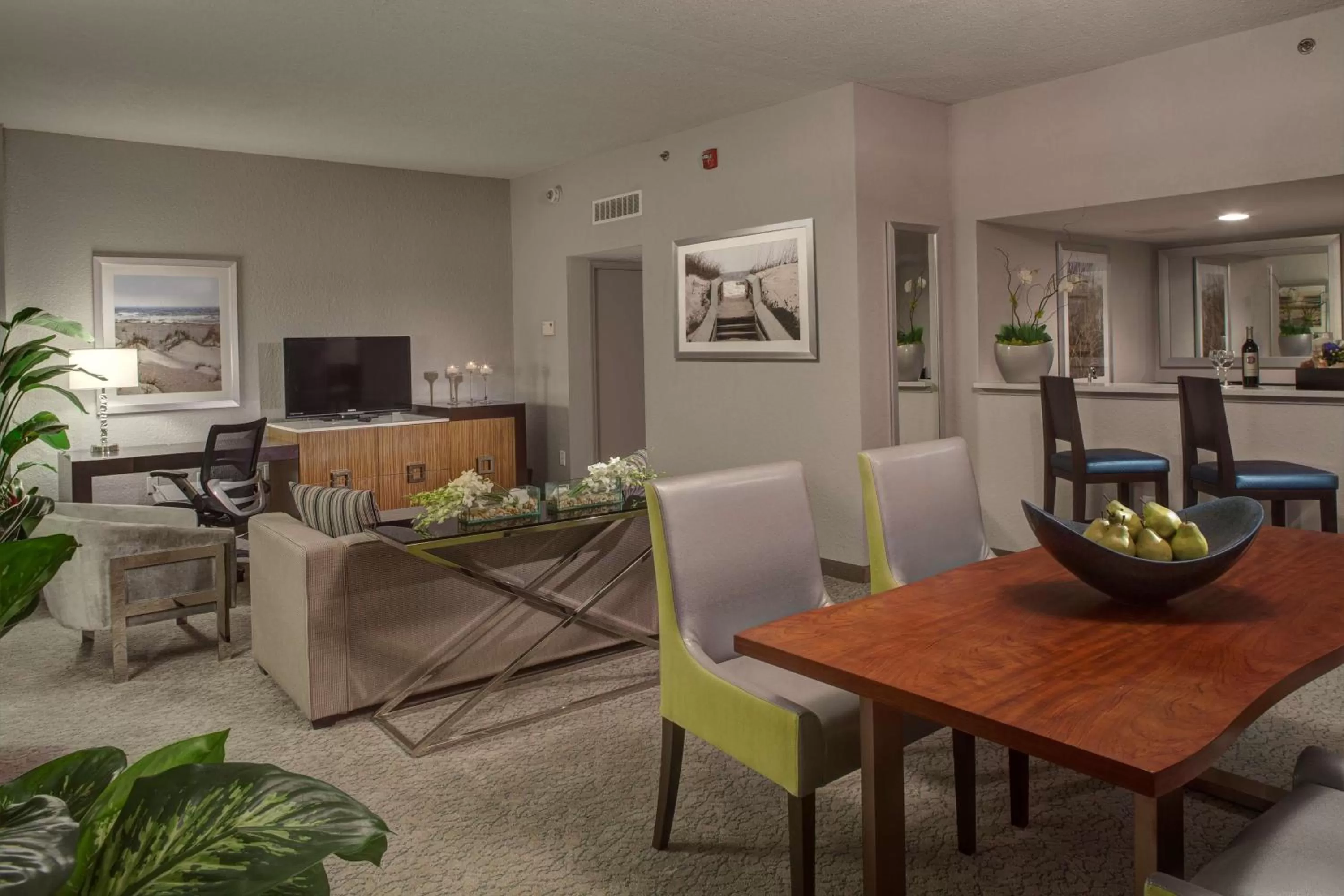 Living room in DoubleTree by Hilton Hotel Jacksonville Airport