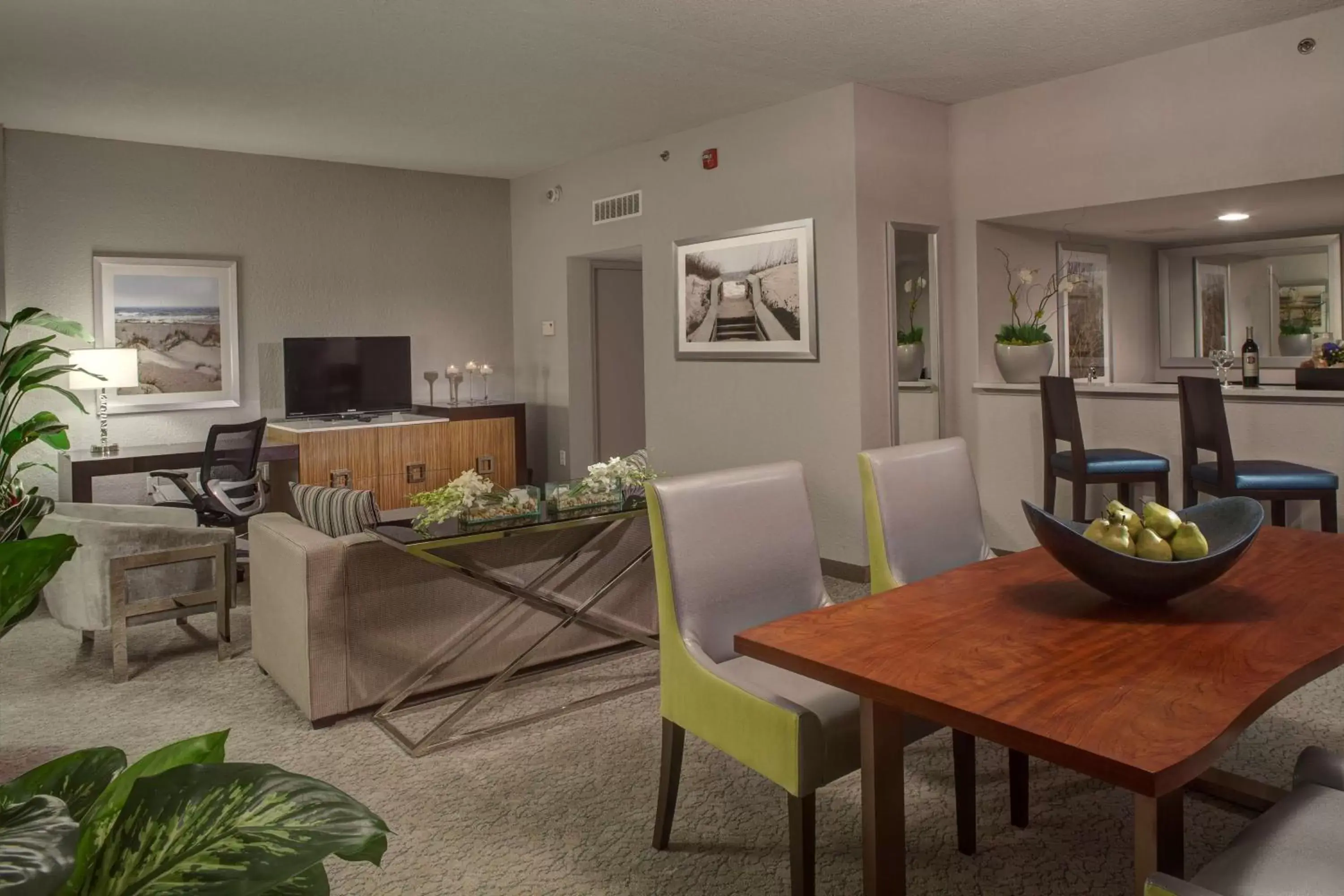 Living room, Dining Area in DoubleTree by Hilton Hotel Jacksonville Airport