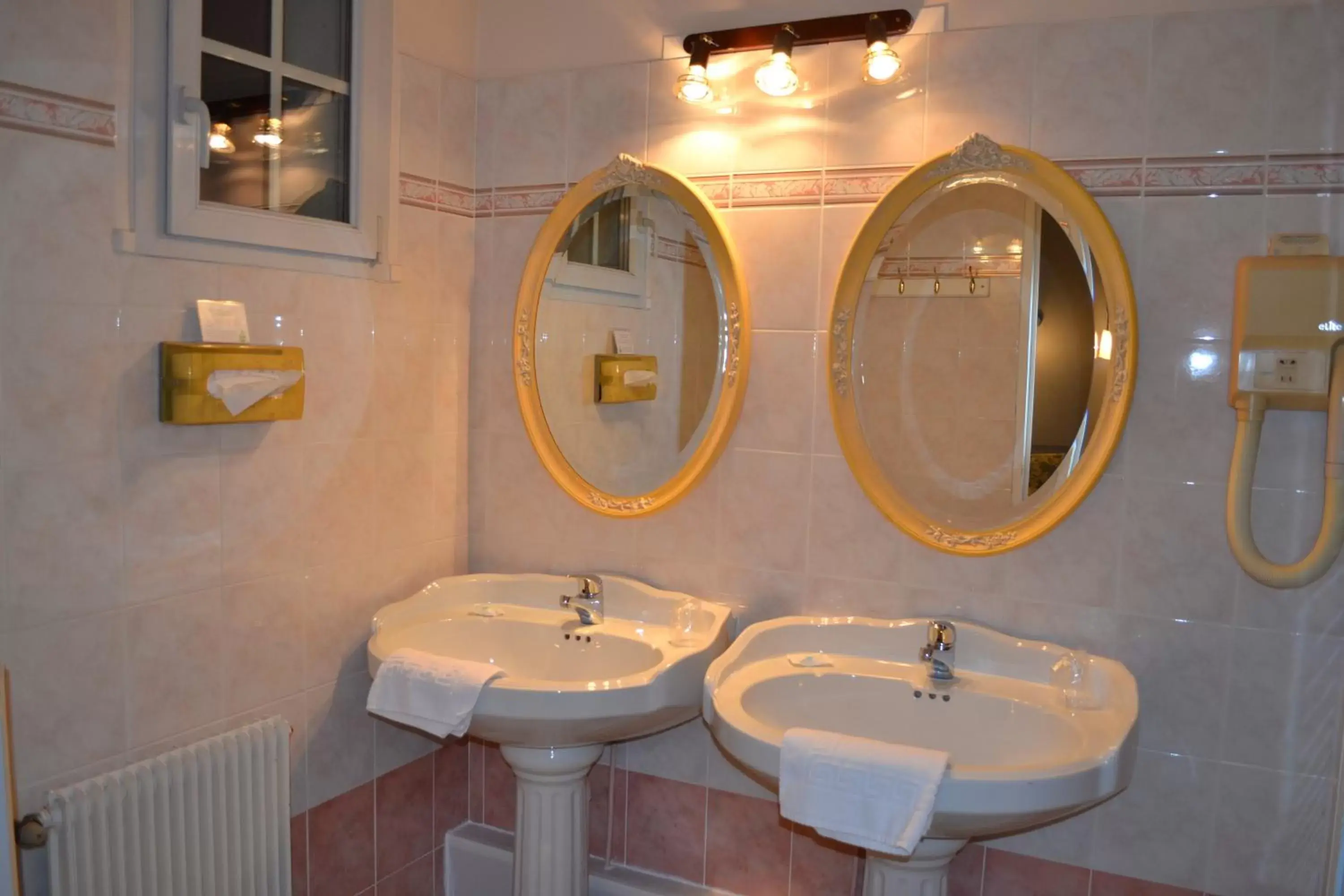 Bathroom in Hôtel Le Castel