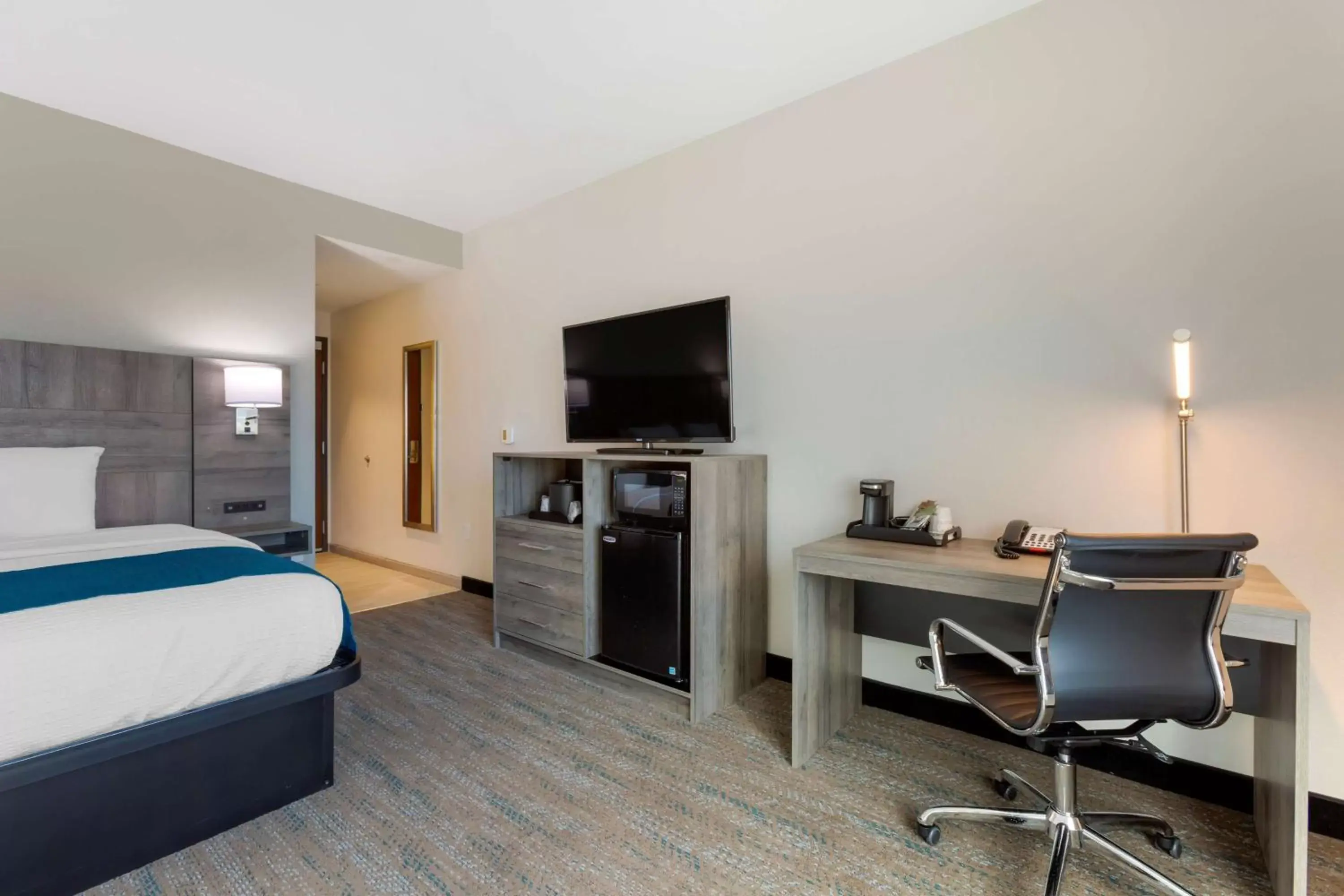 TV and multimedia, TV/Entertainment Center in Best Western Plus Executive Residency Phoenix North Happy Valley