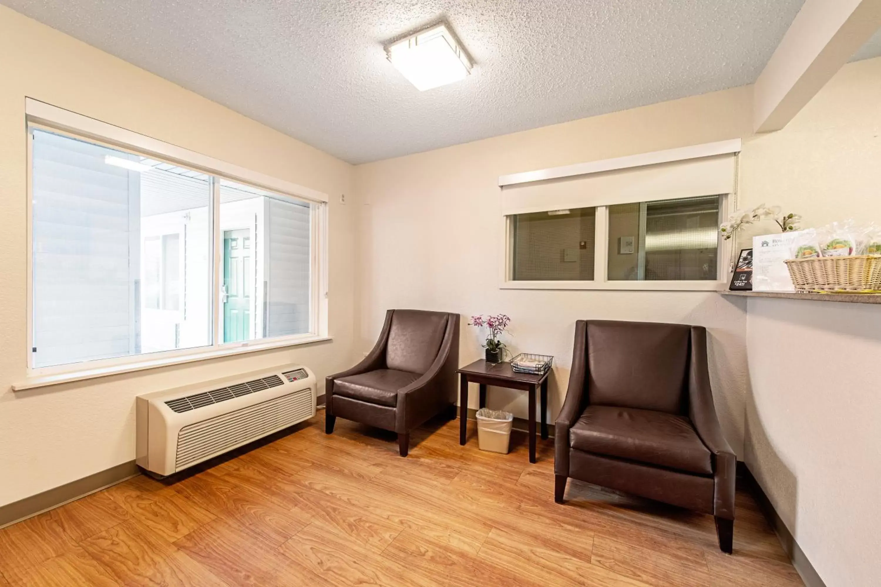 Lobby or reception, Seating Area in HomeTowne Studios by Red Roof Tacoma - Puyallup