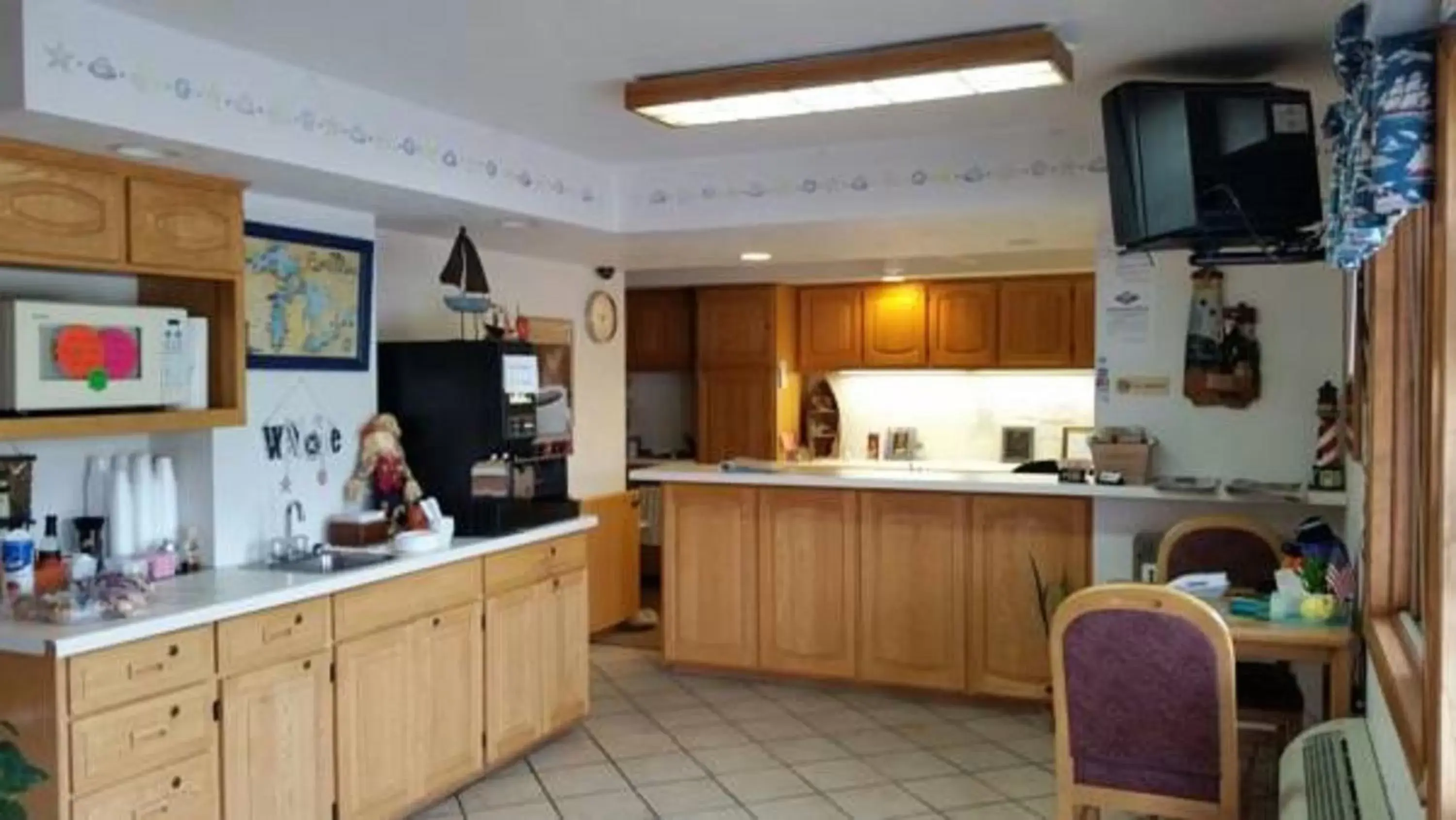 Lobby or reception, Kitchen/Kitchenette in Algoma Beach Motel