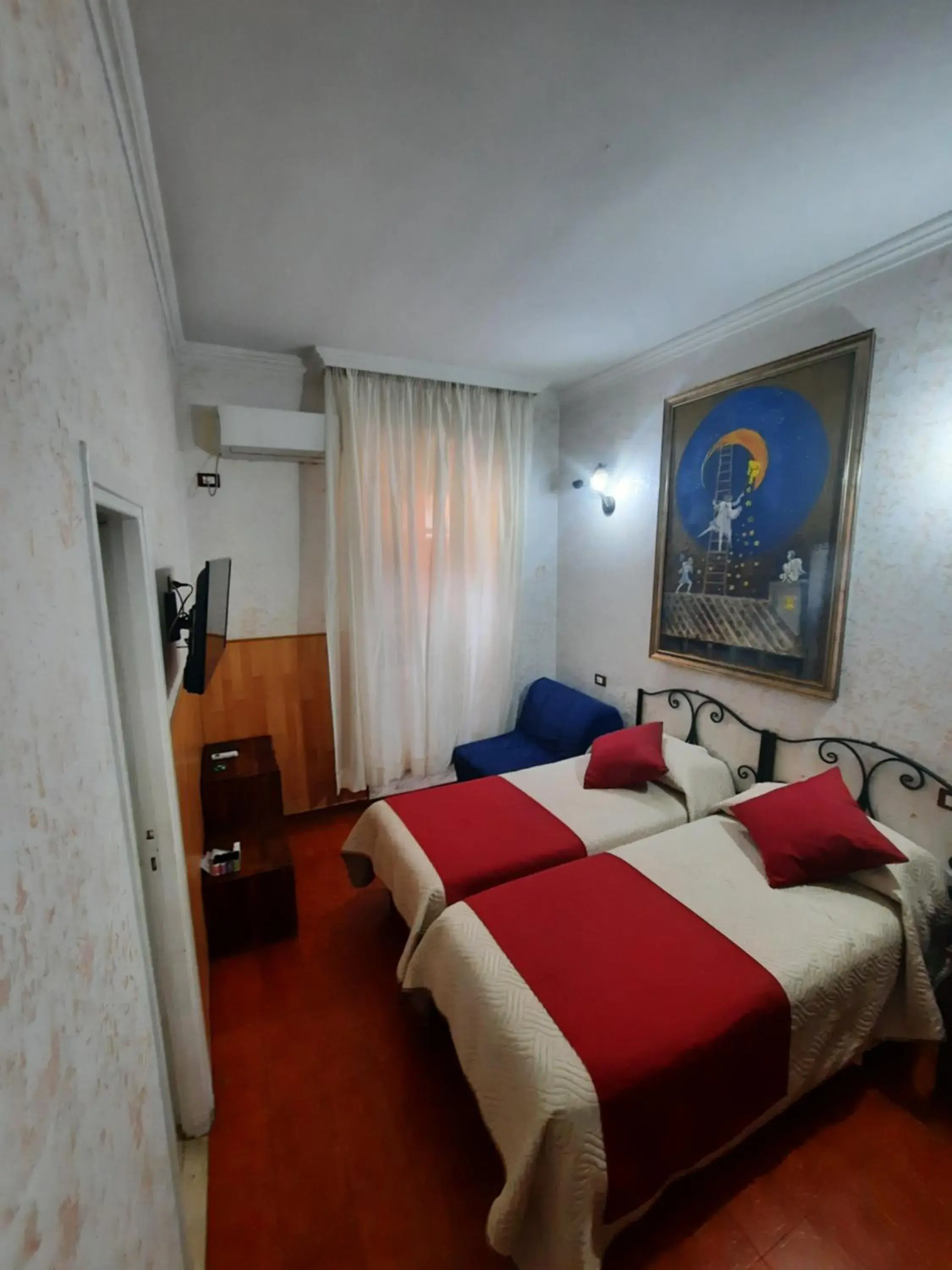 Triple Room with Private Bathroom in Hotel Alexis