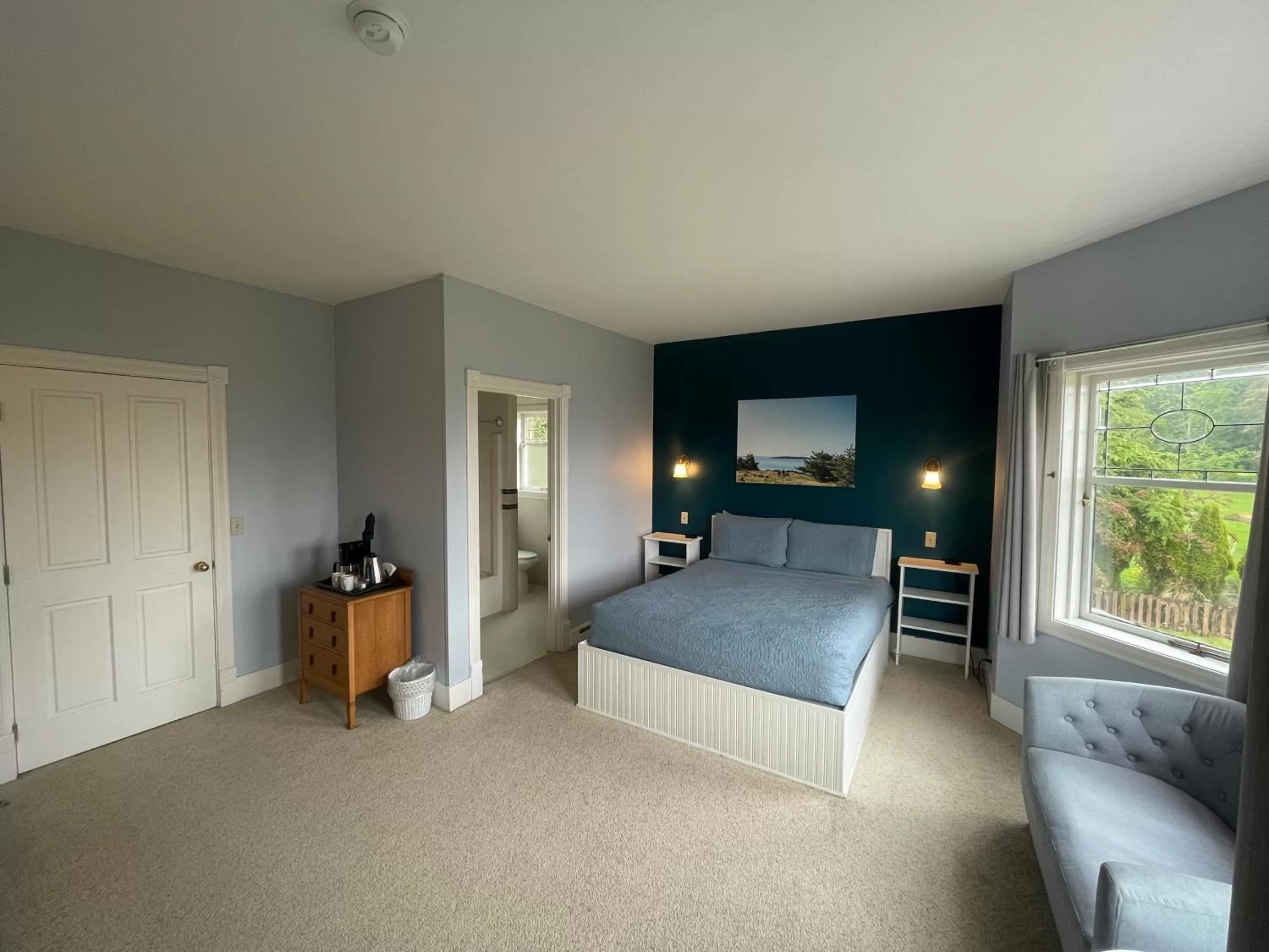 Bed in The Edenwild Boutique Inn