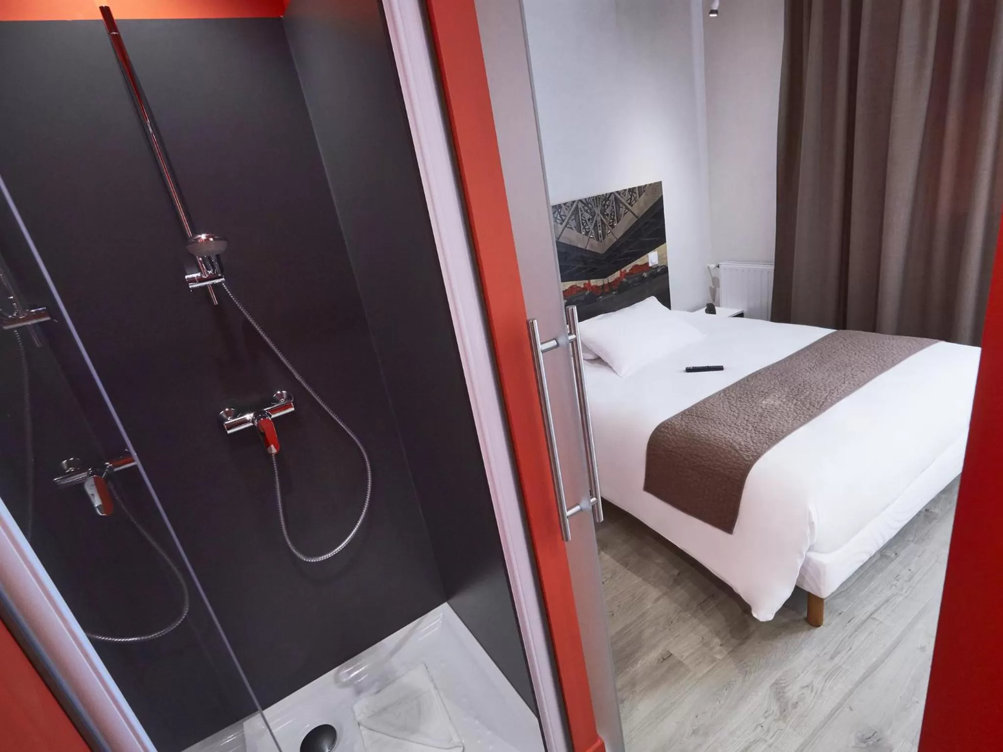 Shower, Bathroom in Kyriad Nantes Centre Graslin