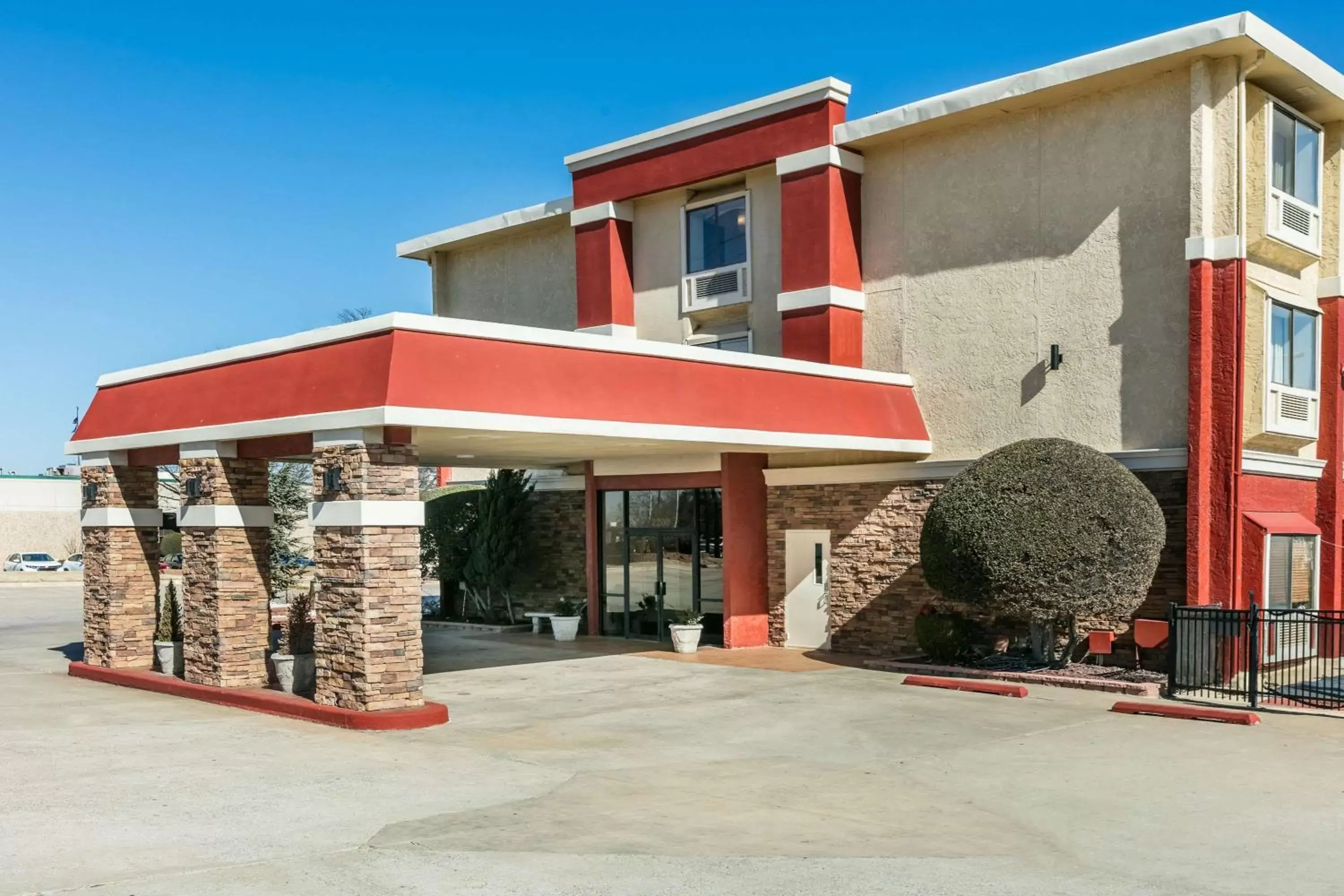 Property Building in Ramada by Wyndham Oklahoma City Airport North