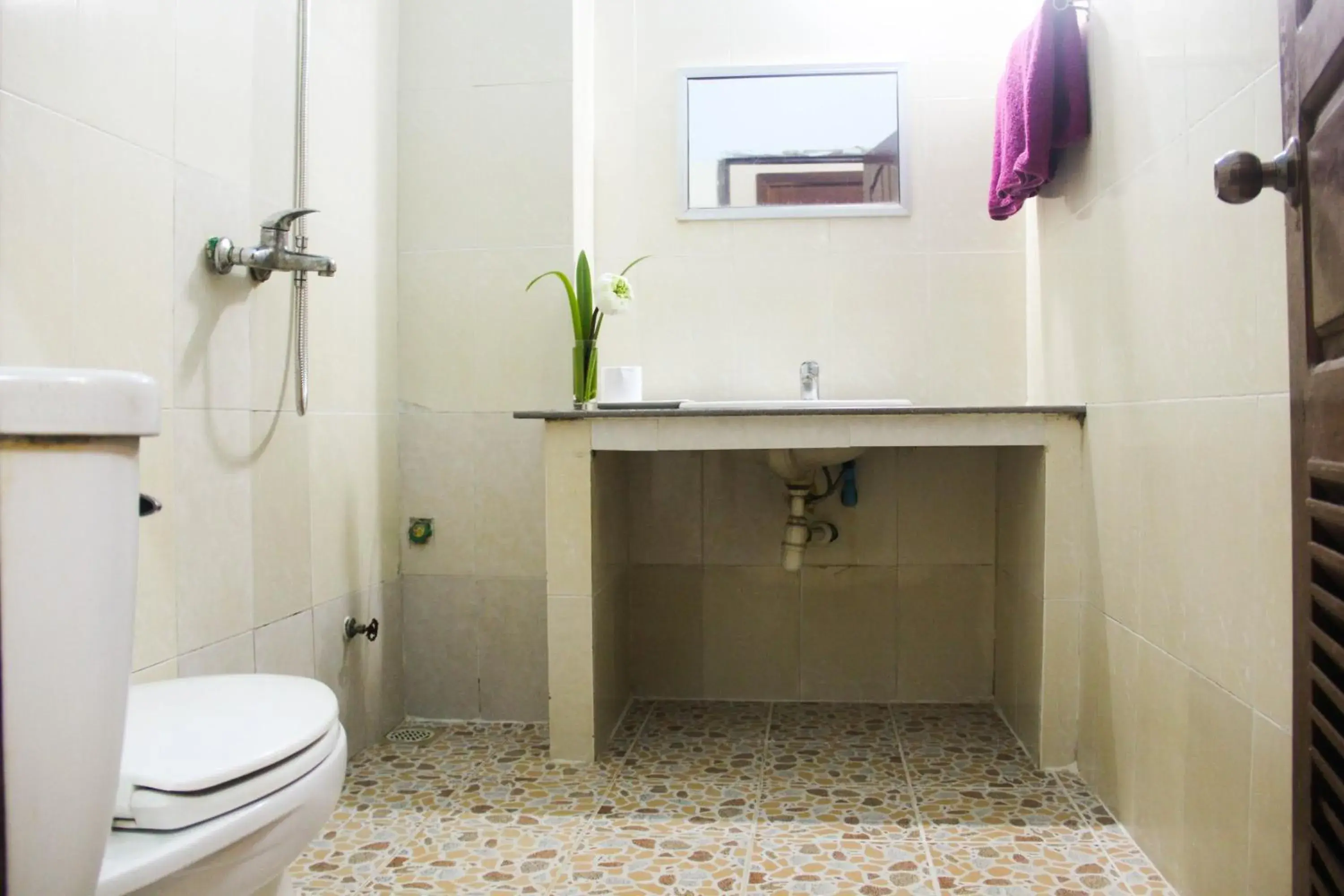 Bathroom in Tropical Breeze Guesthouse