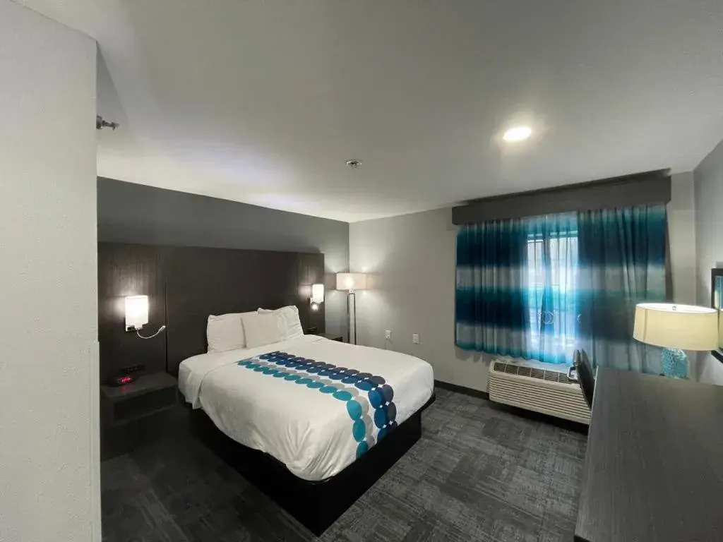 Bed in La Quinta Inn by Wyndham Indianapolis Airport Executive Dr