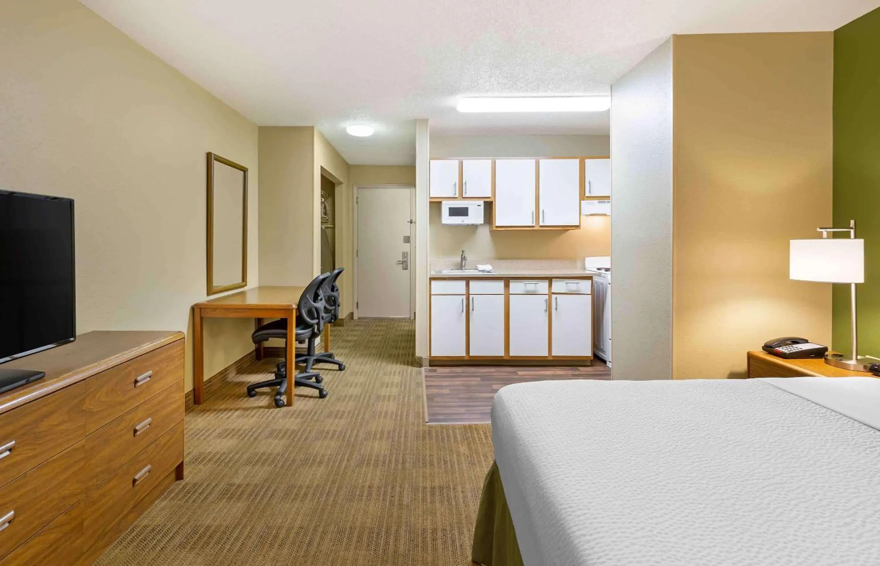 Bedroom in Extended Stay America Suites - Greensboro - Wendover Ave
