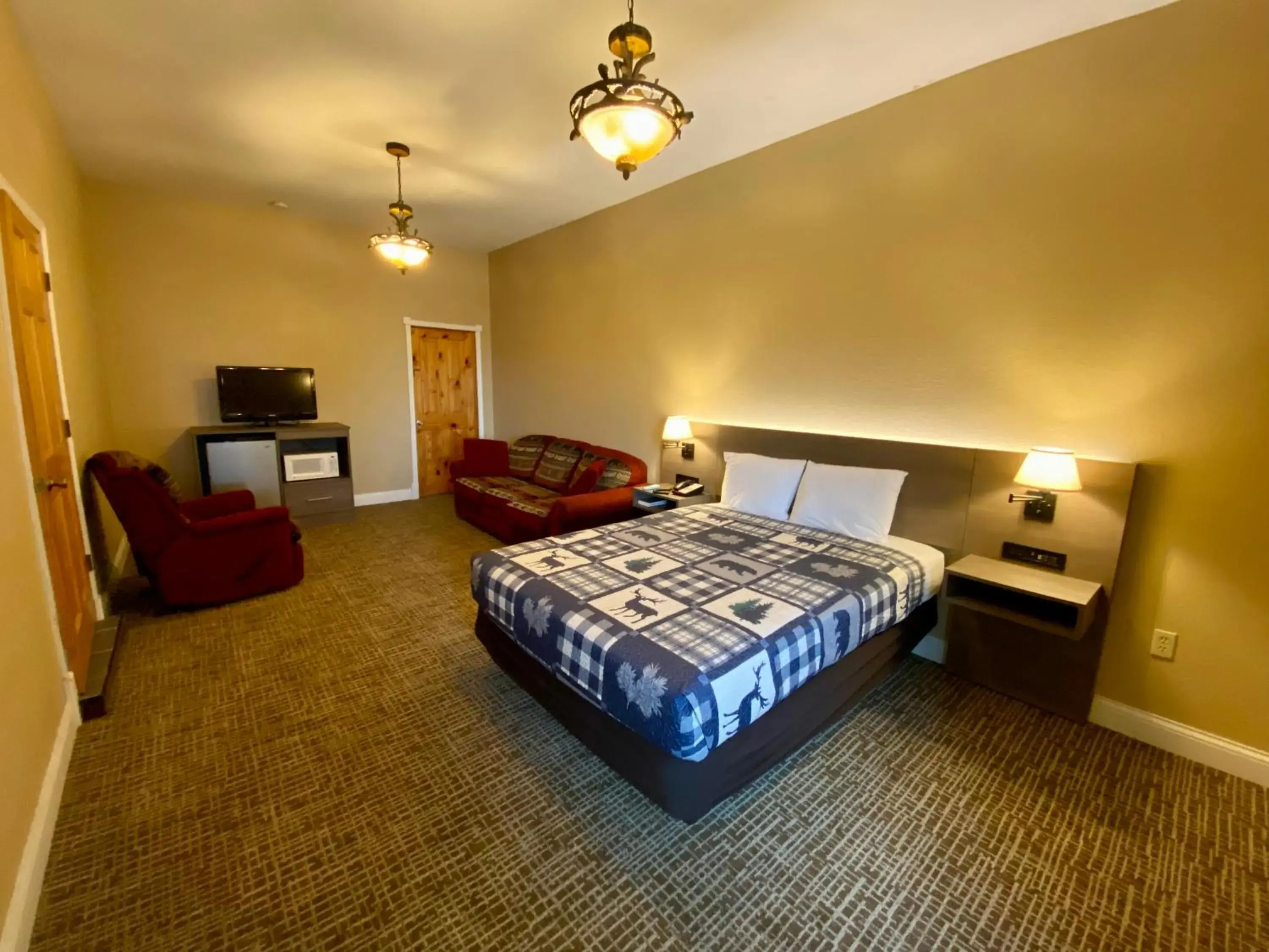 Queen Suite in Riverchase Lodge Queen Suite in Riverchase Lodge