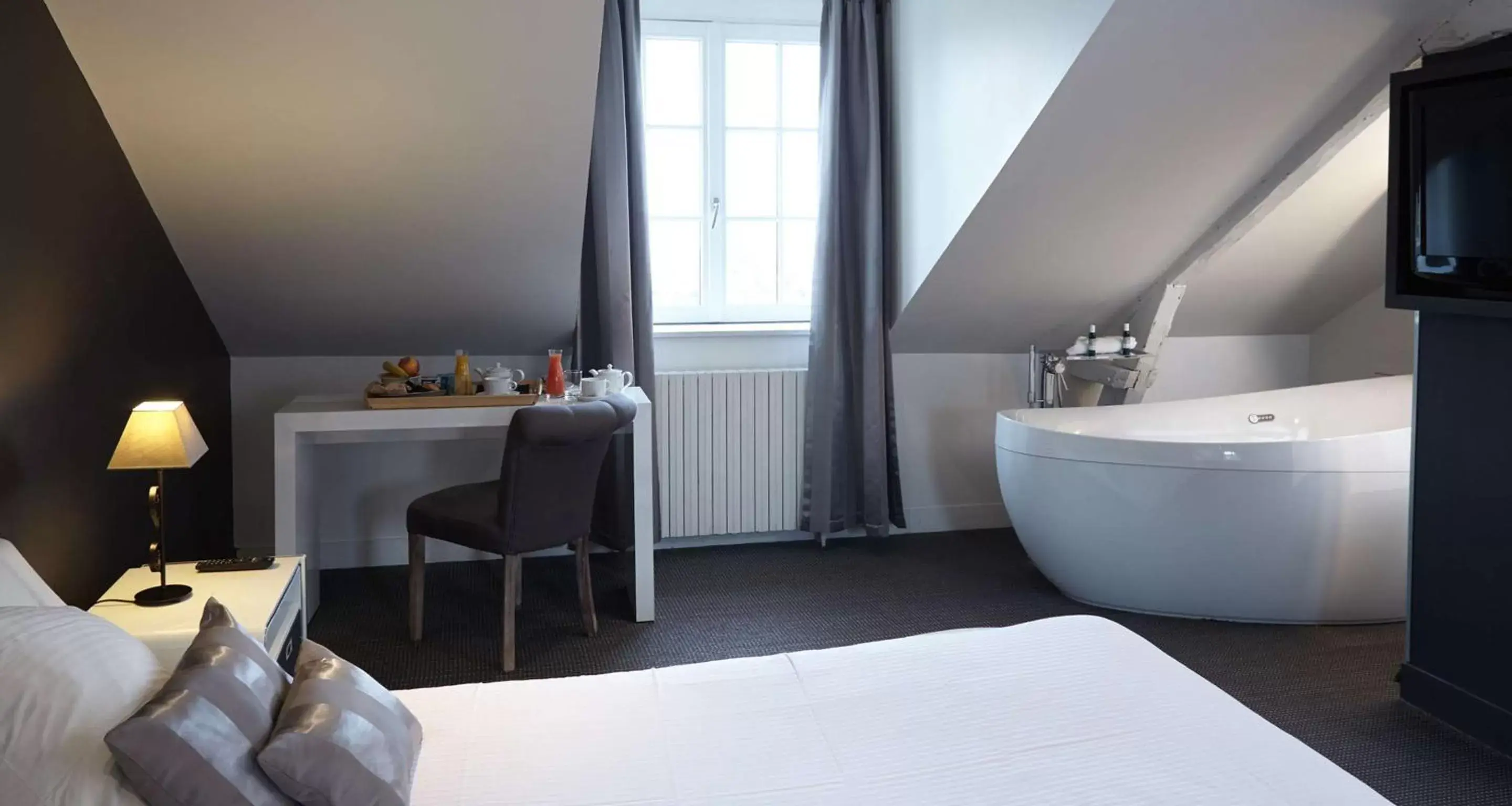 Photo of the whole room in Best Western Le Cheval Blanc -Centre- Vieux Port