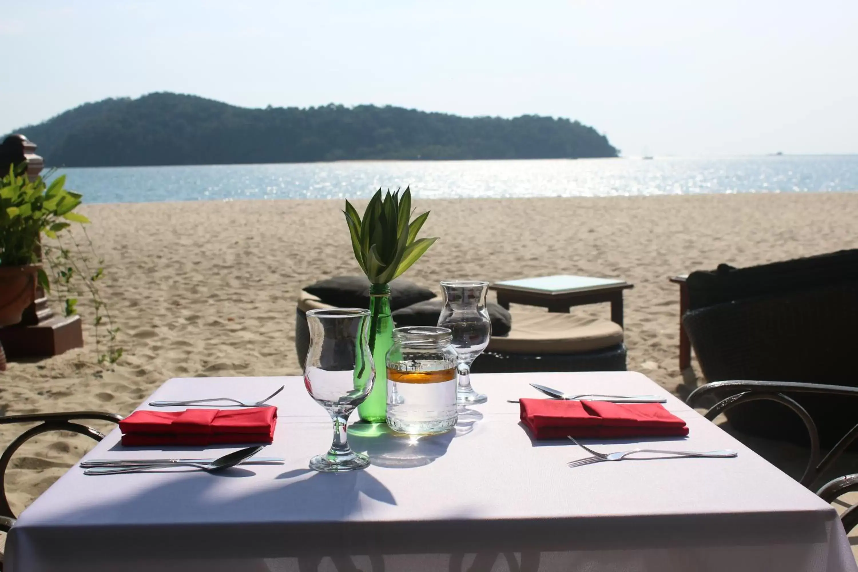 Beach, Restaurant/Places to Eat in Holiday Villa Beach Resort & Spa Langkawi
