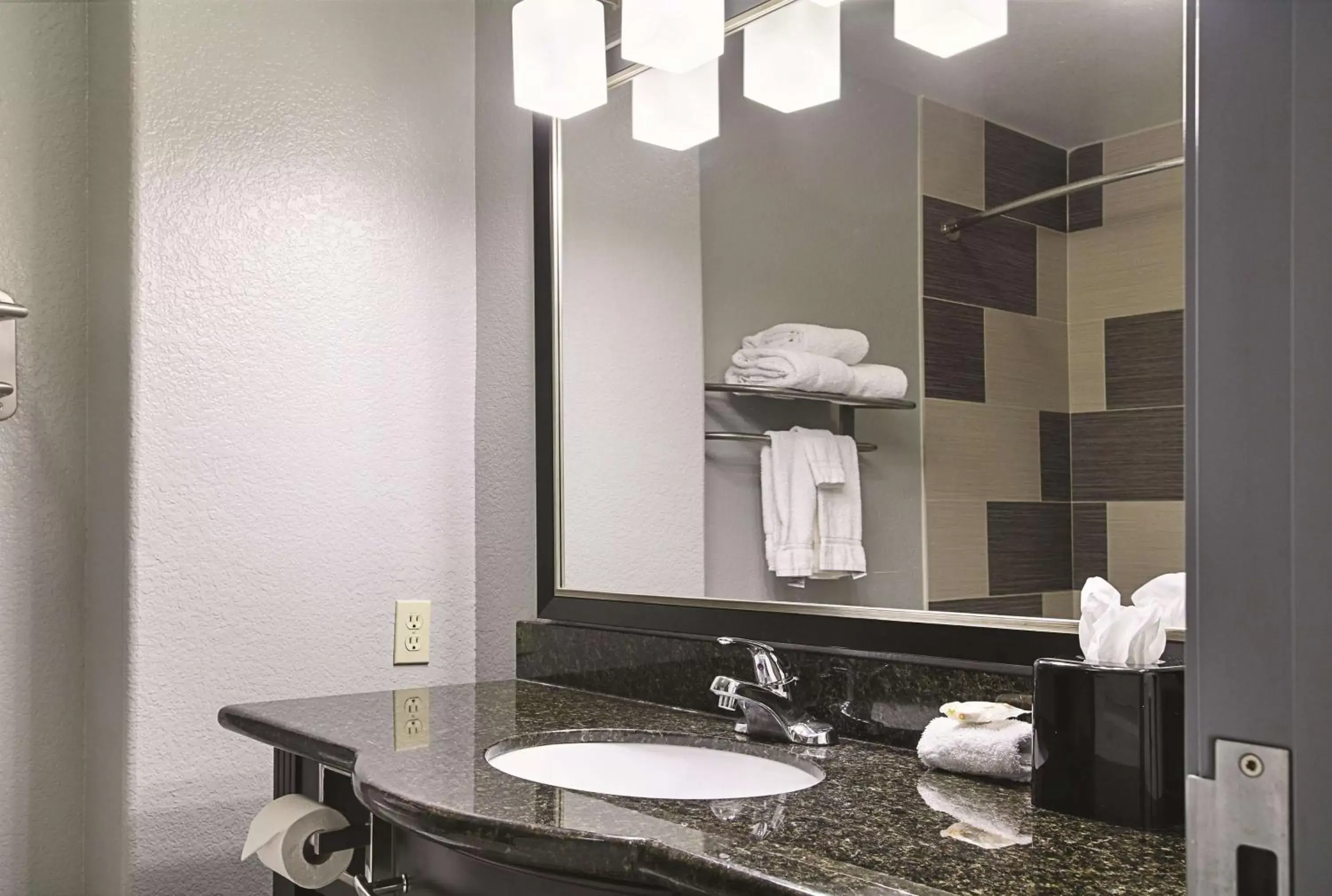 Bathroom in La Quinta Inn & Suites by Wyndham South Dallas - Hutchins