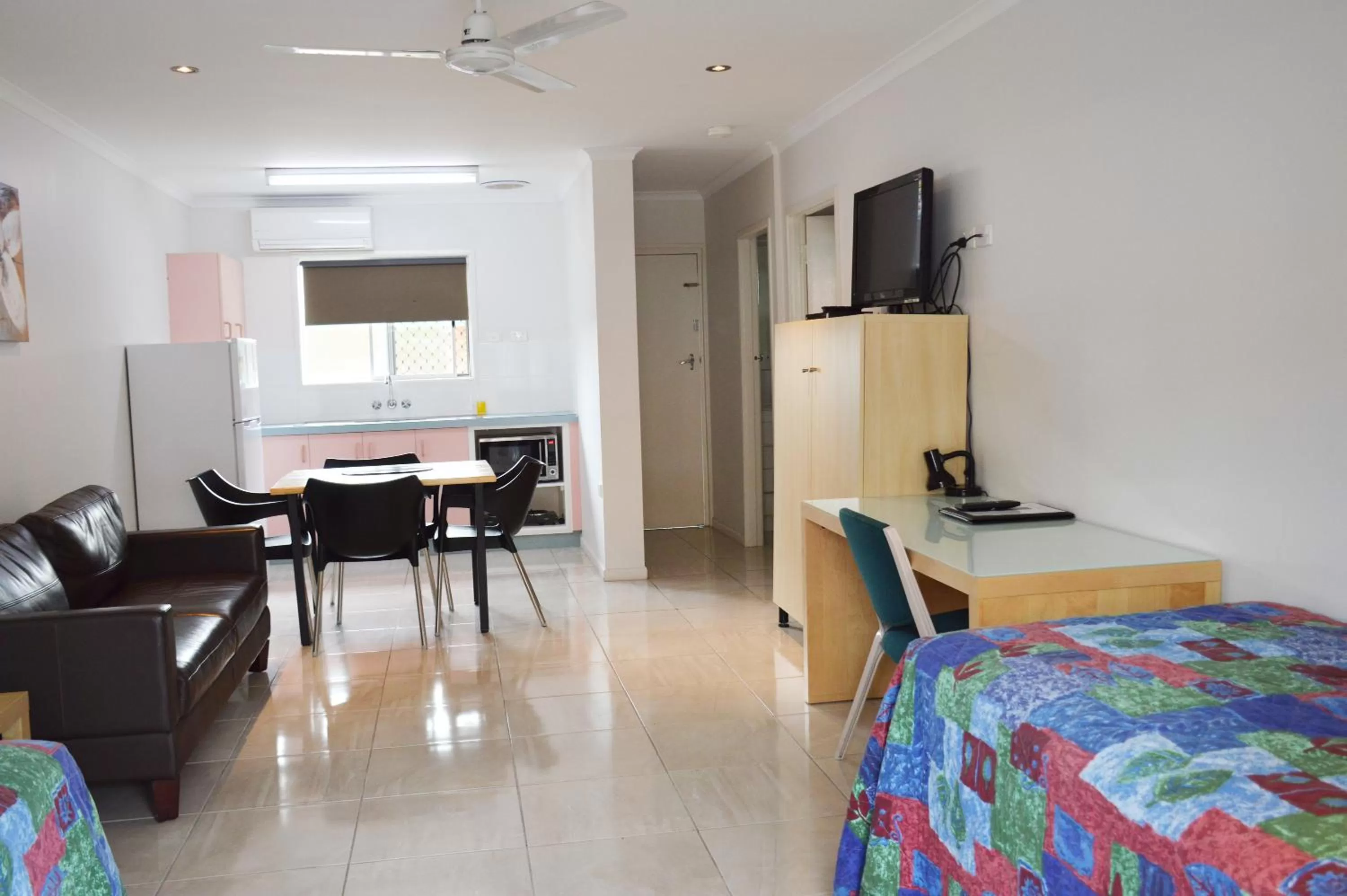 TV and multimedia, Dining Area in Mackay Apartments The Rover