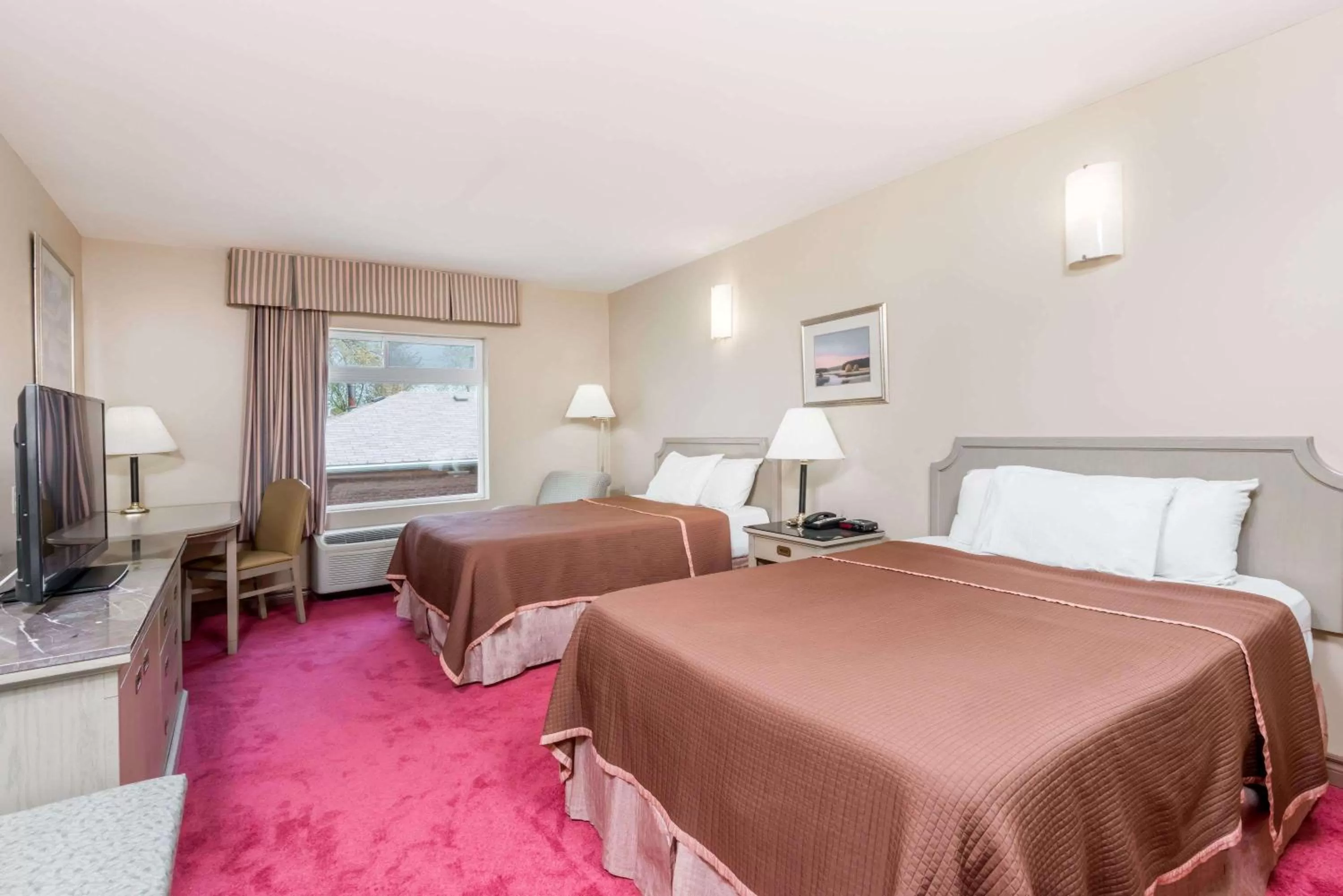 Photo of the whole room, Bed in London Travel Inn