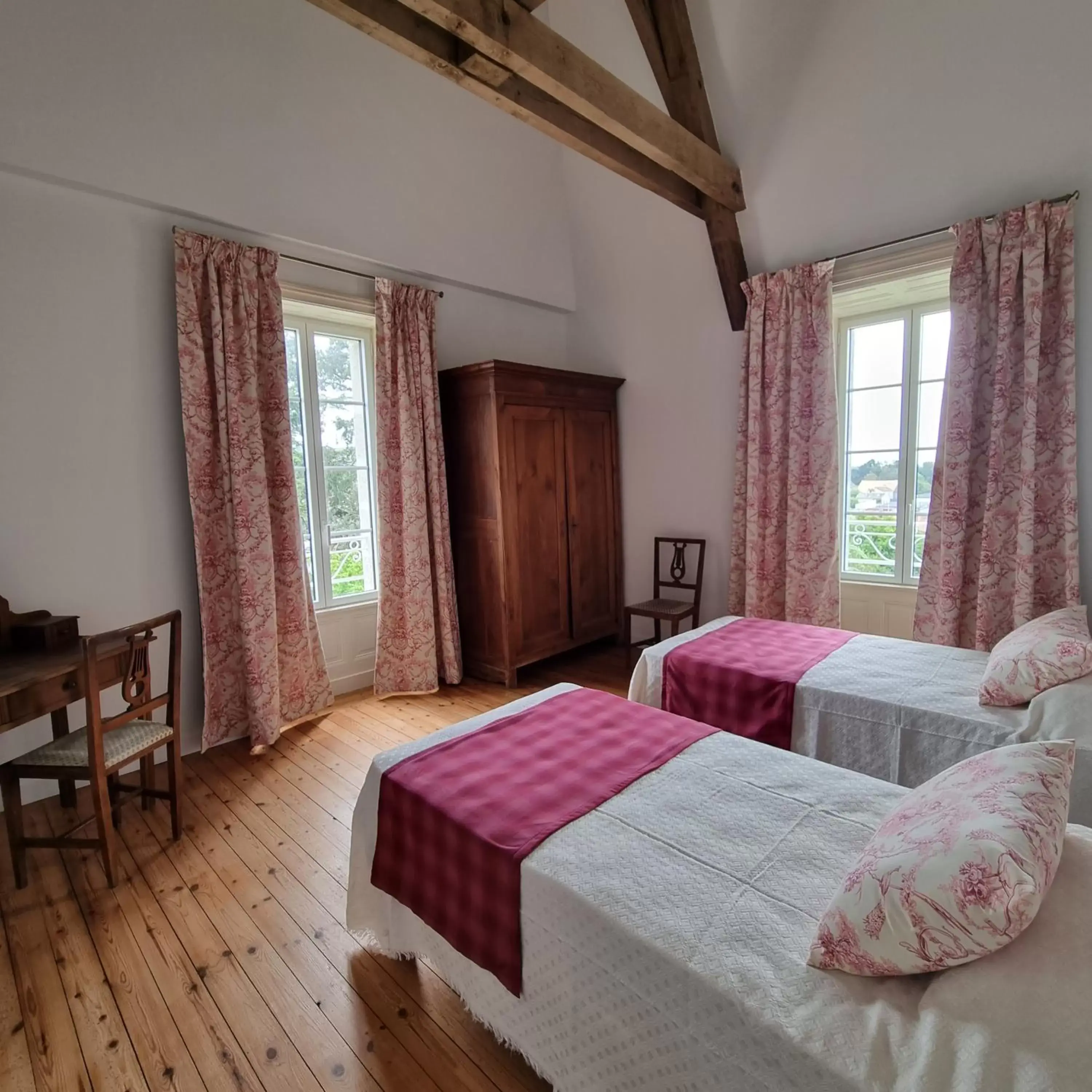 Photo of the whole room, Bed in Chambres d'hôtes Château de Saint Etienne du Bois