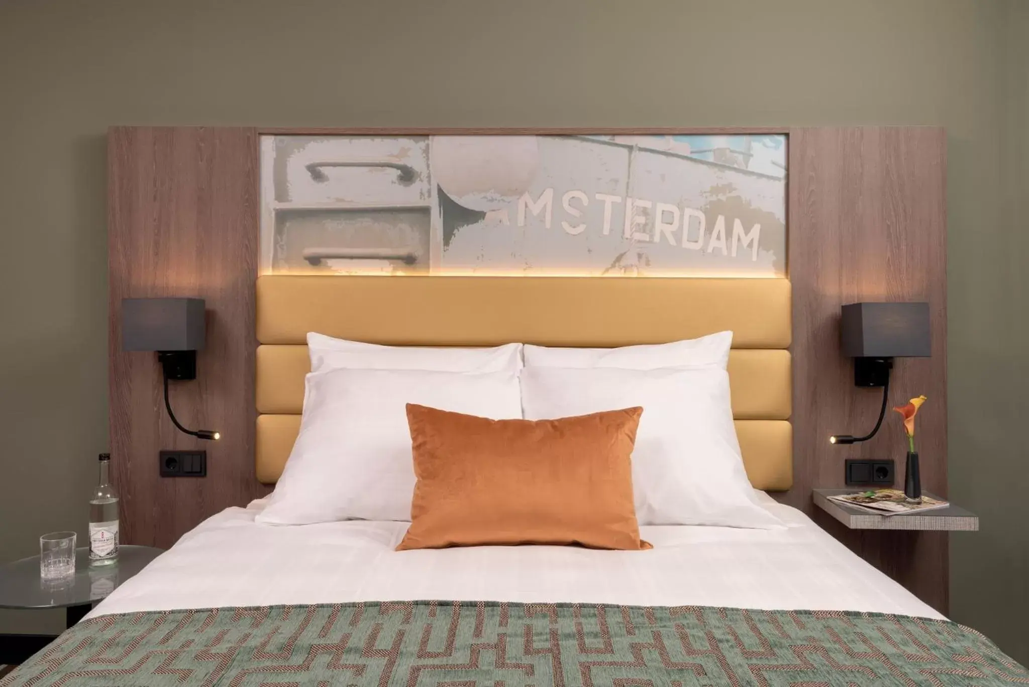 Facade/entrance, Bed in Leonardo Royal Hotel Amsterdam