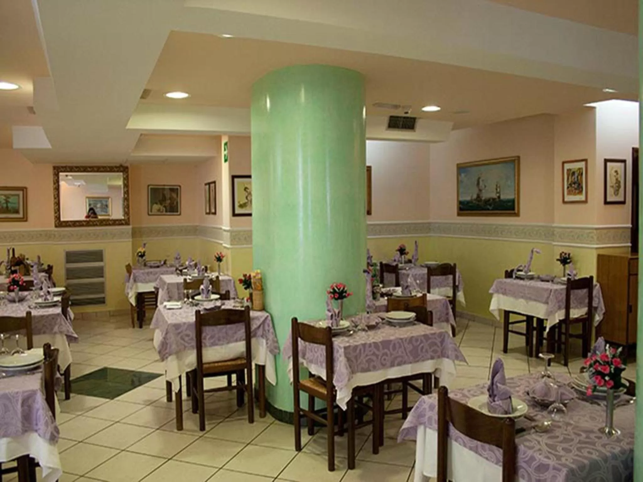 Restaurant/places to eat in Hotel Monica