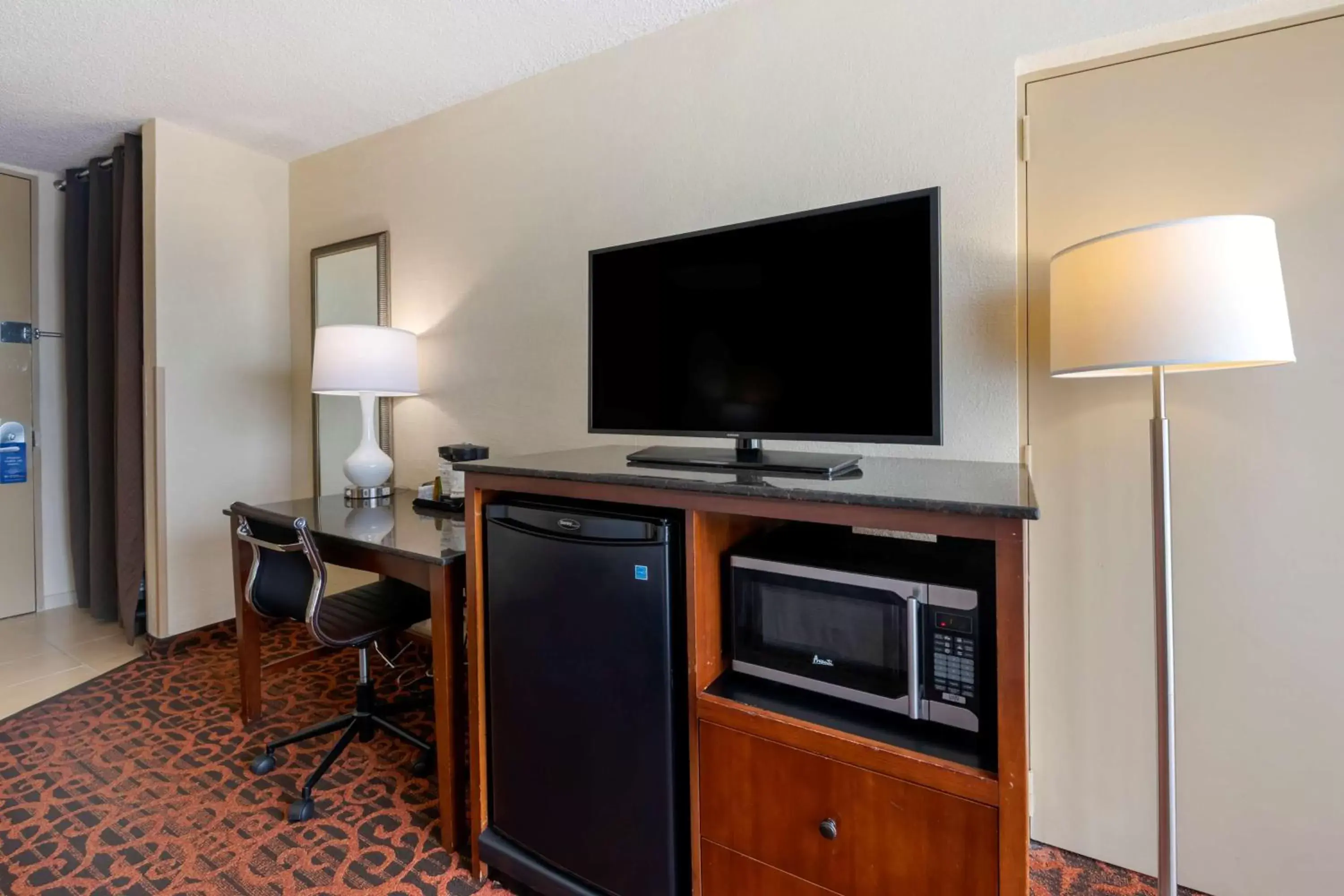 Bedroom, TV/Entertainment Center in Best Western Plus North Miami-Bal Harbour