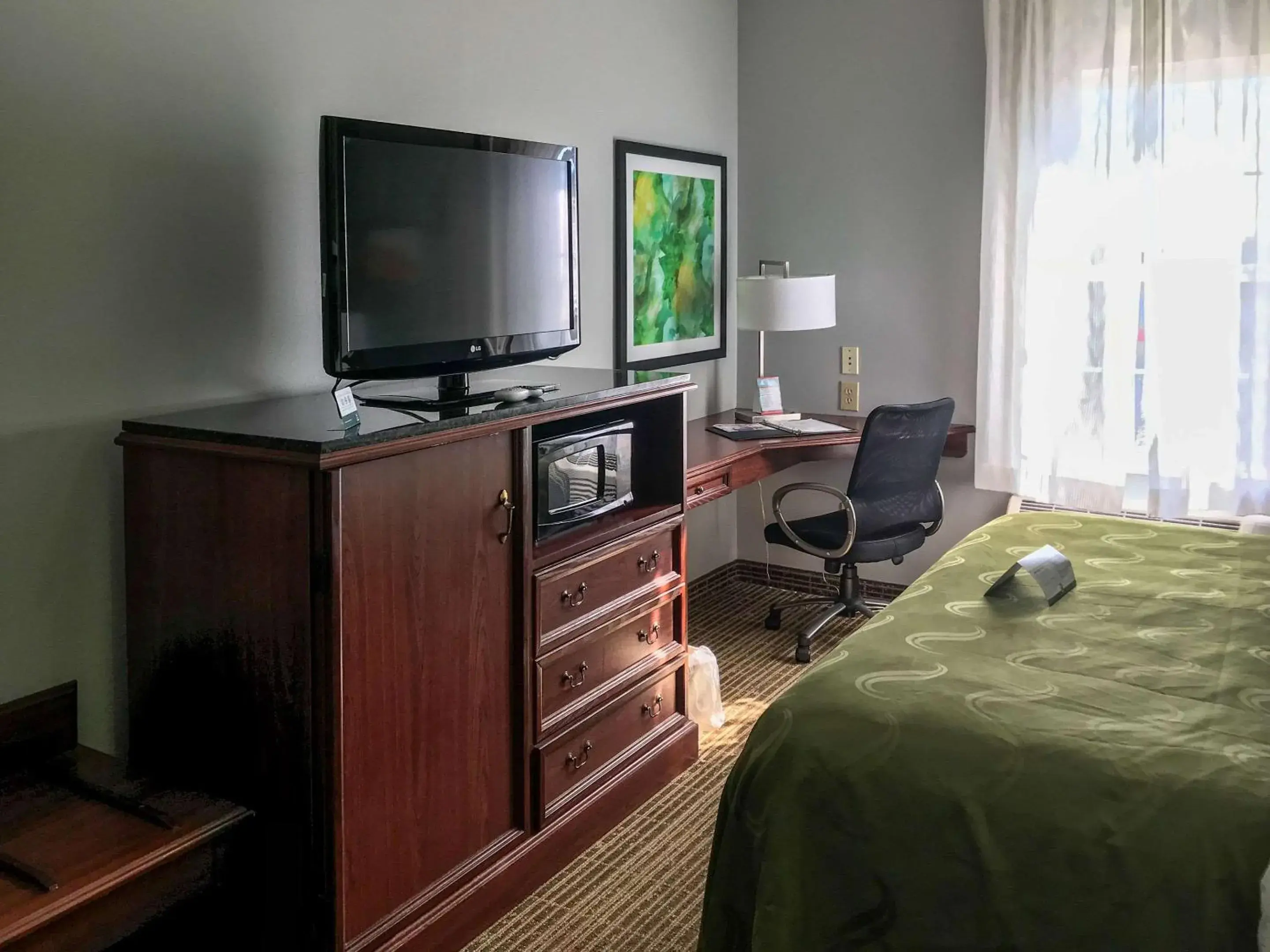 Photo of the whole room, TV/Entertainment Center in Quality Inn Richmond