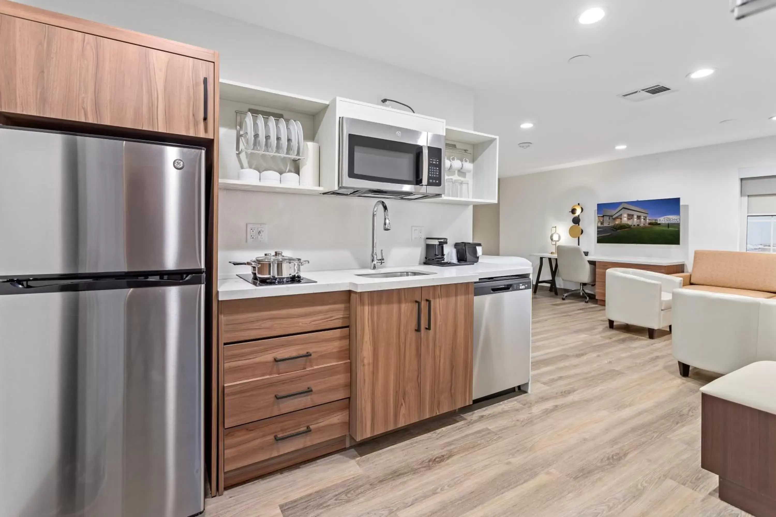 Kitchen or kitchenette, Kitchen/Kitchenette in Baymont by Wyndham Beaumont