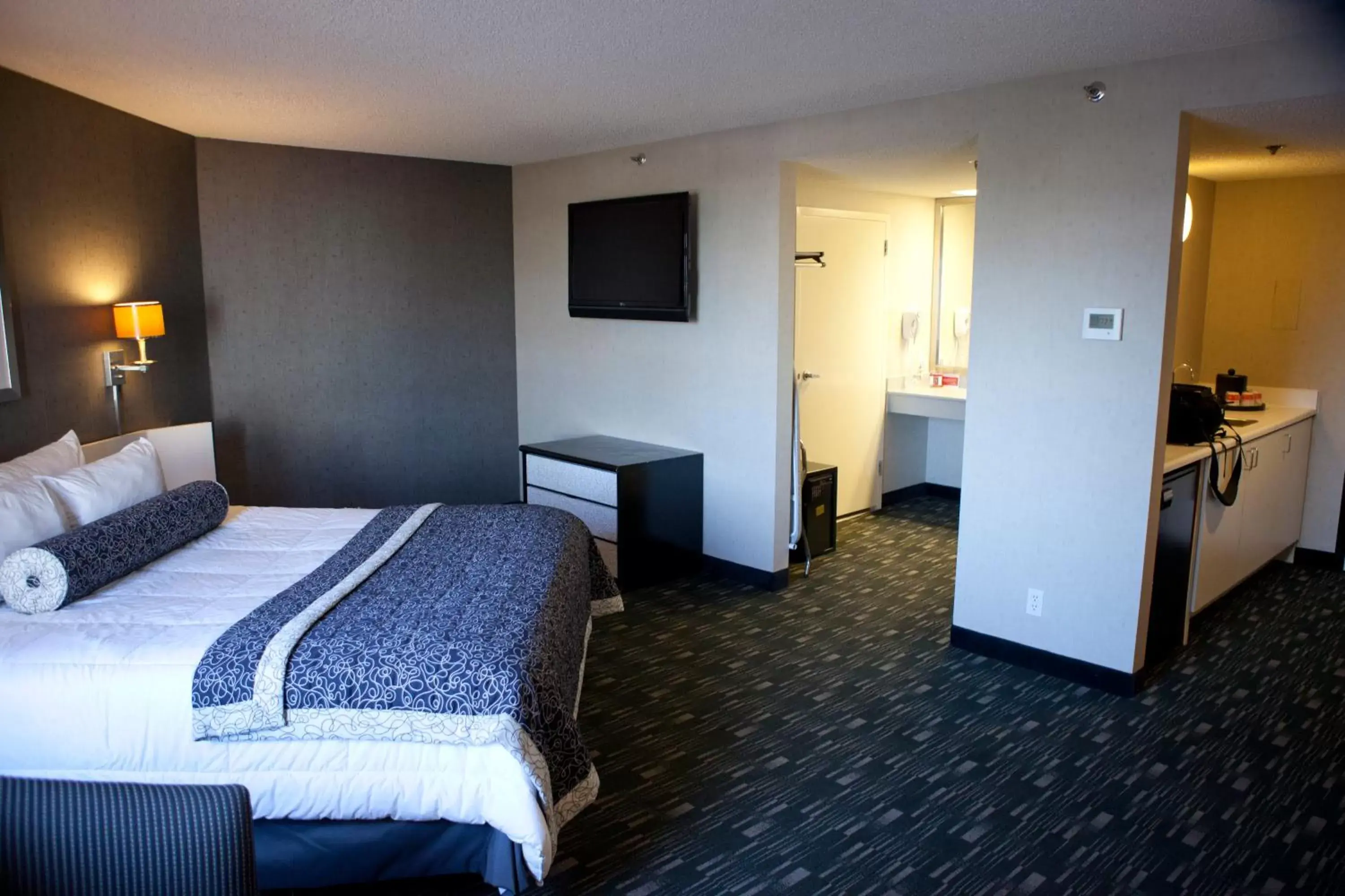 Bed in Ramada Plaza by Wyndham West Hollywood Hotel & Suites