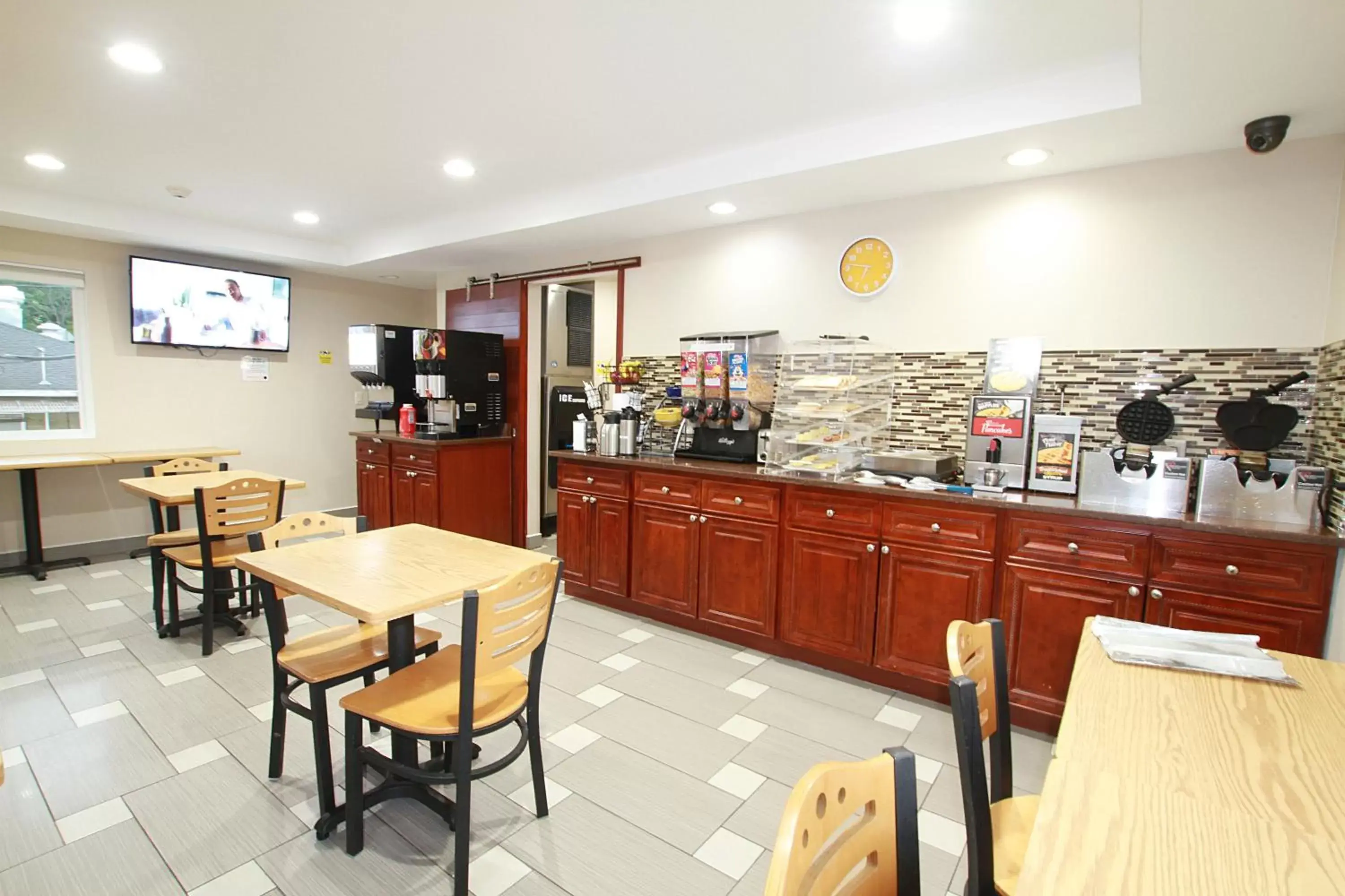 Breakfast, Restaurant/Places to Eat in Travel Inn & Suites Flemington