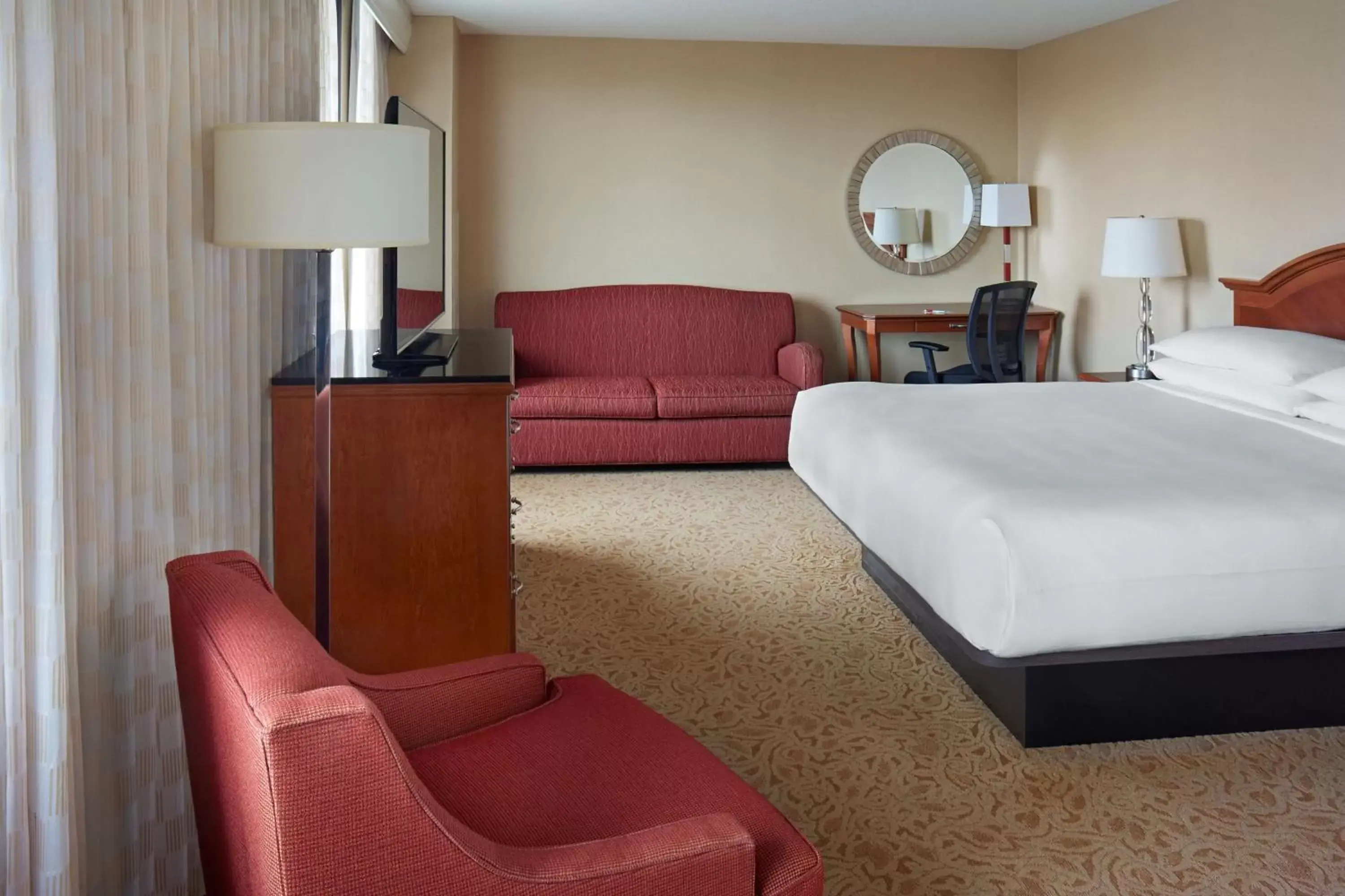 Photo of the whole room, Bed in Toronto Airport Marriott Hotel