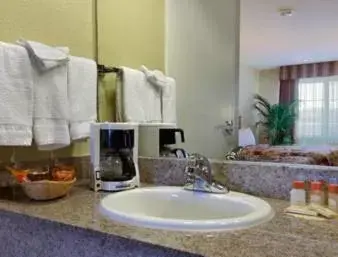 Standard King Room - Smoking in Days Inn by Wyndham Hayward Airport Standard King Room - Smoking in Days Inn by Wyndham Hayward Airport