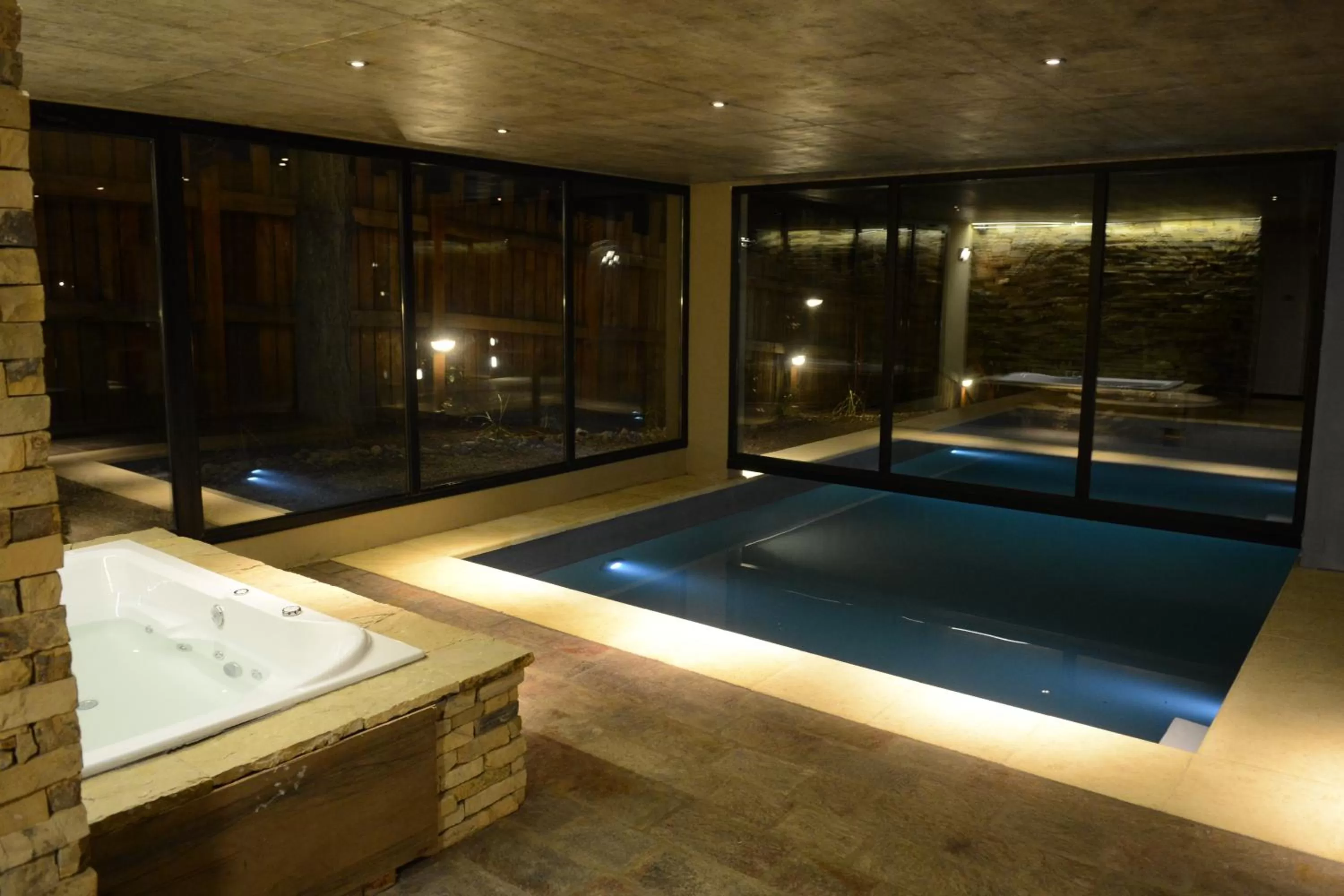 Swimming pool in El Oasis Apart Hotel