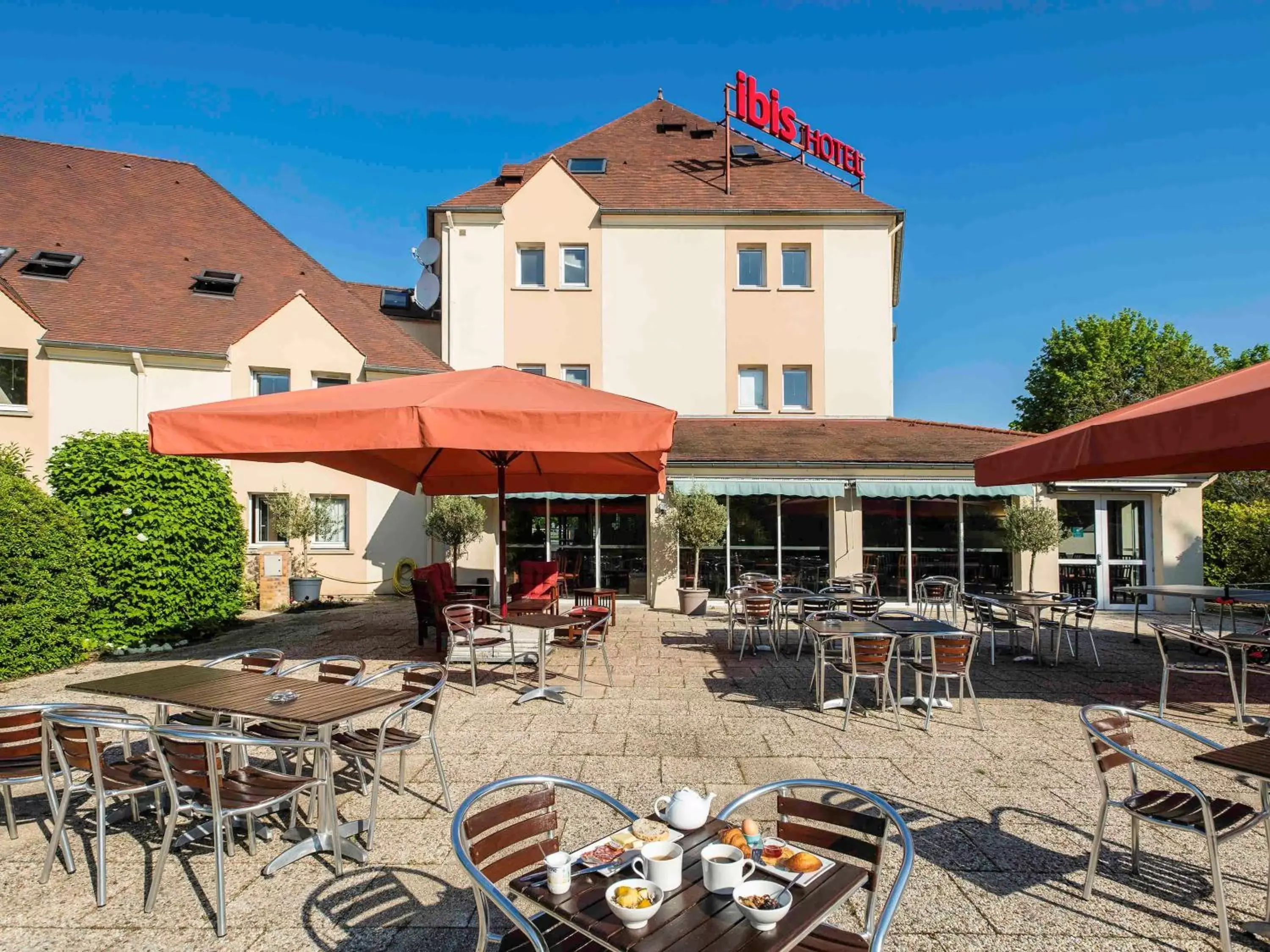 Property building, Restaurant/Places to Eat in ibis Château-Thierry