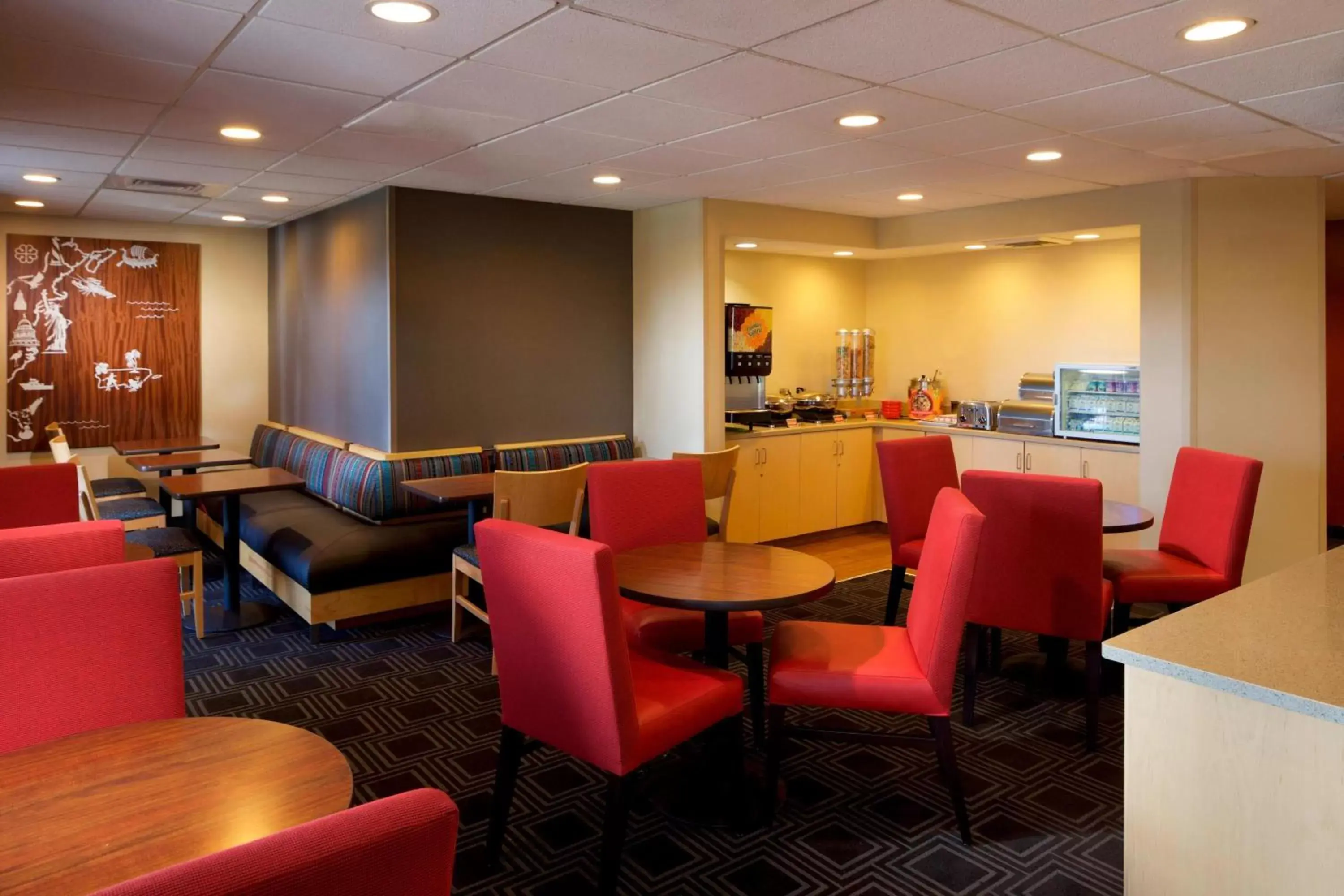Breakfast, Lounge/Bar in TownePlace Suites by Marriott Jacksonville